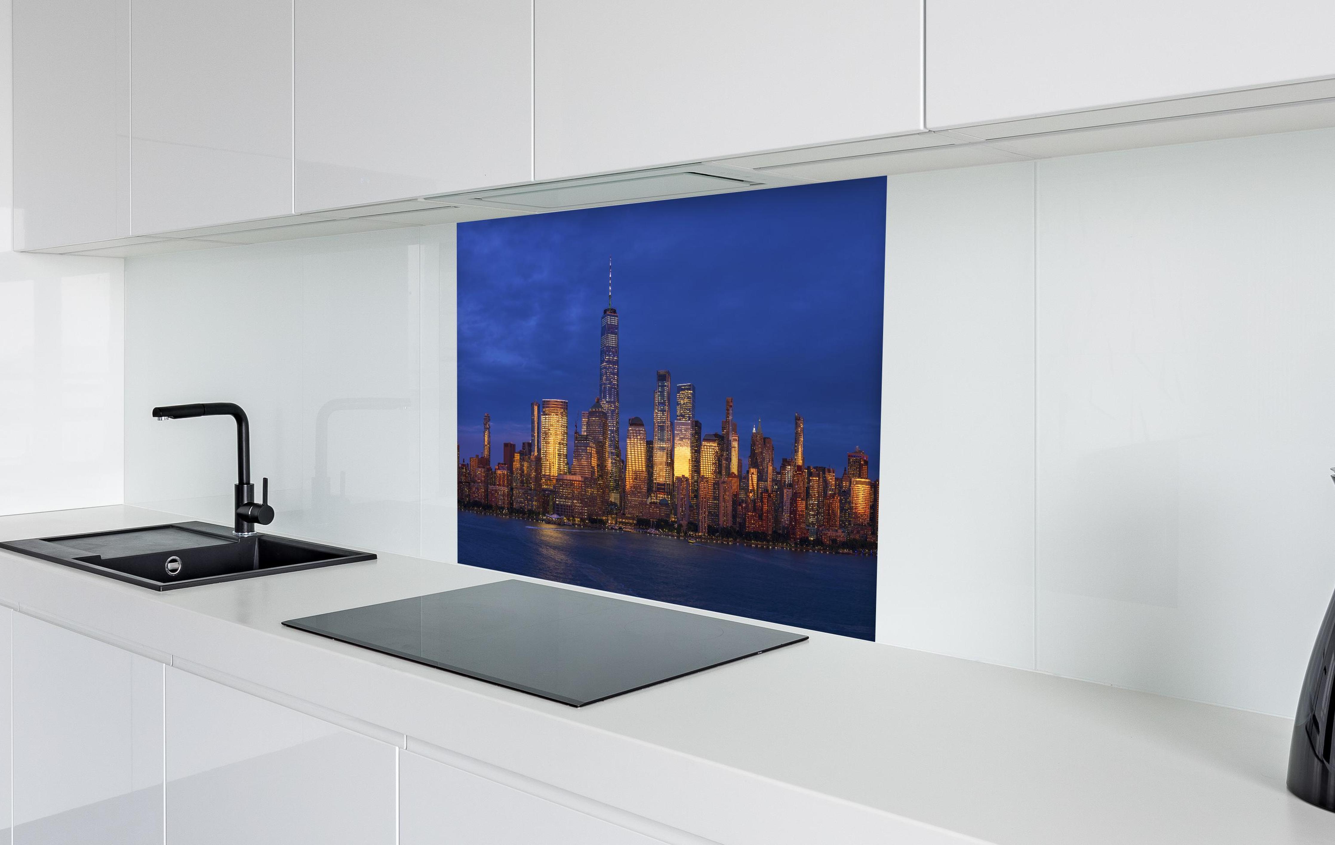 Spritzschutz - Blick auf die Skyline von Manhattan in weißer Hochglanz-Küche hinter einem Cerankochfeld