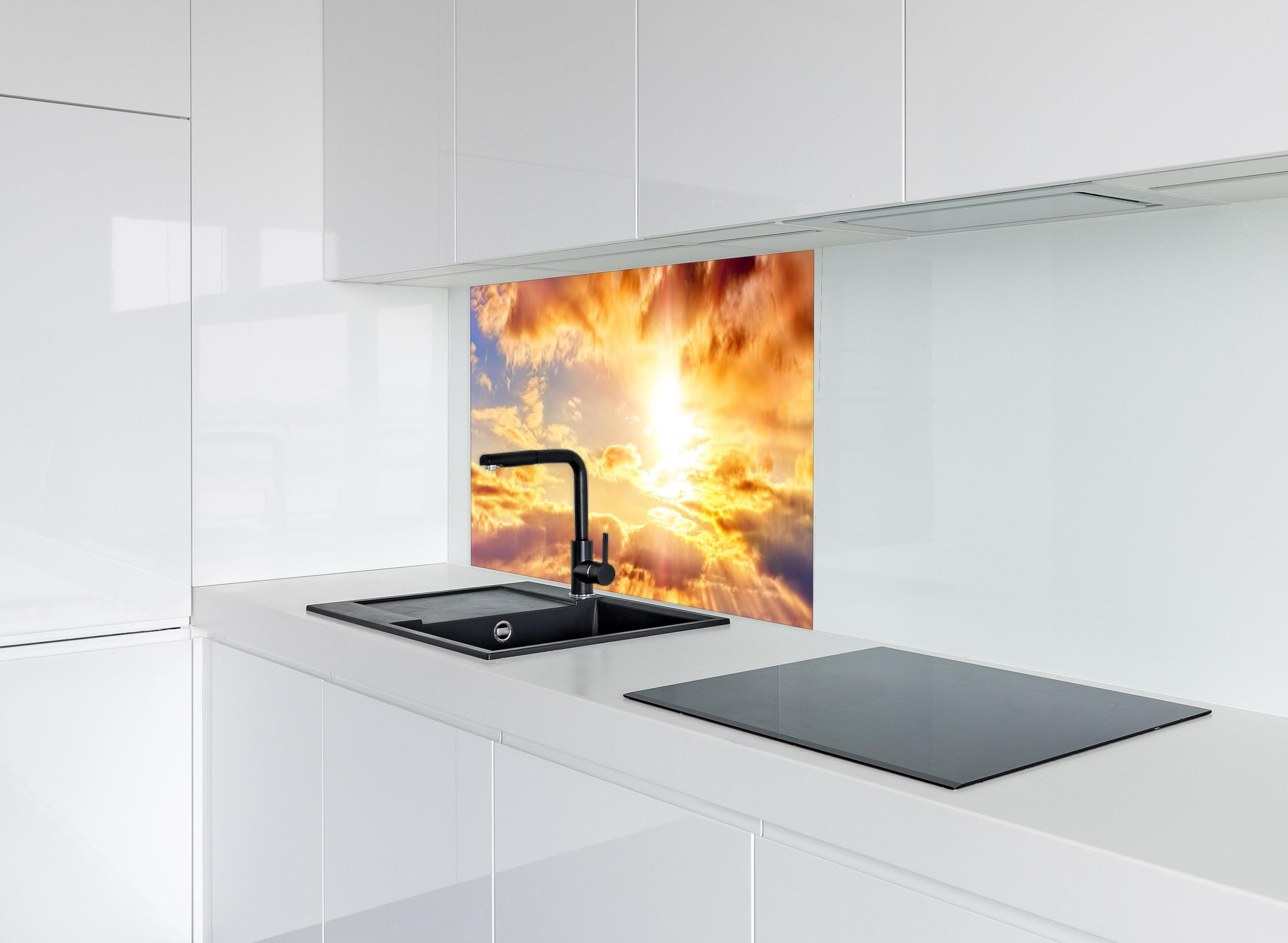 Spritzschutz - Blick zum schönen Sonnenuntergang hinter modernem schwarz-matten Spülbecken in weißer Hochglanz-Küche