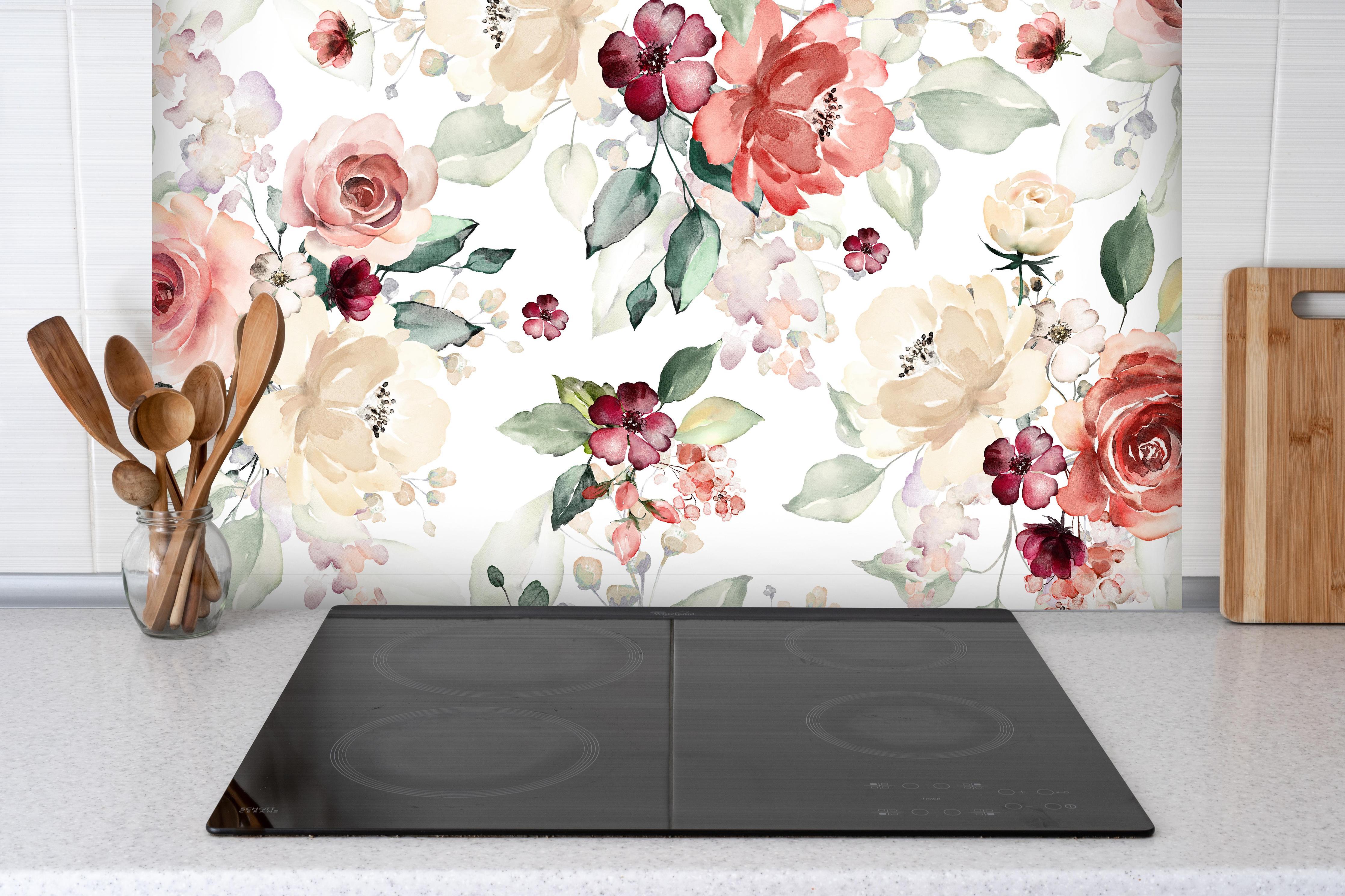 Spritzschutz - Blumen und Blätter im Tapeten-Stil hinter einem Cerankochfeld zwischen Holz-Kochutensilien