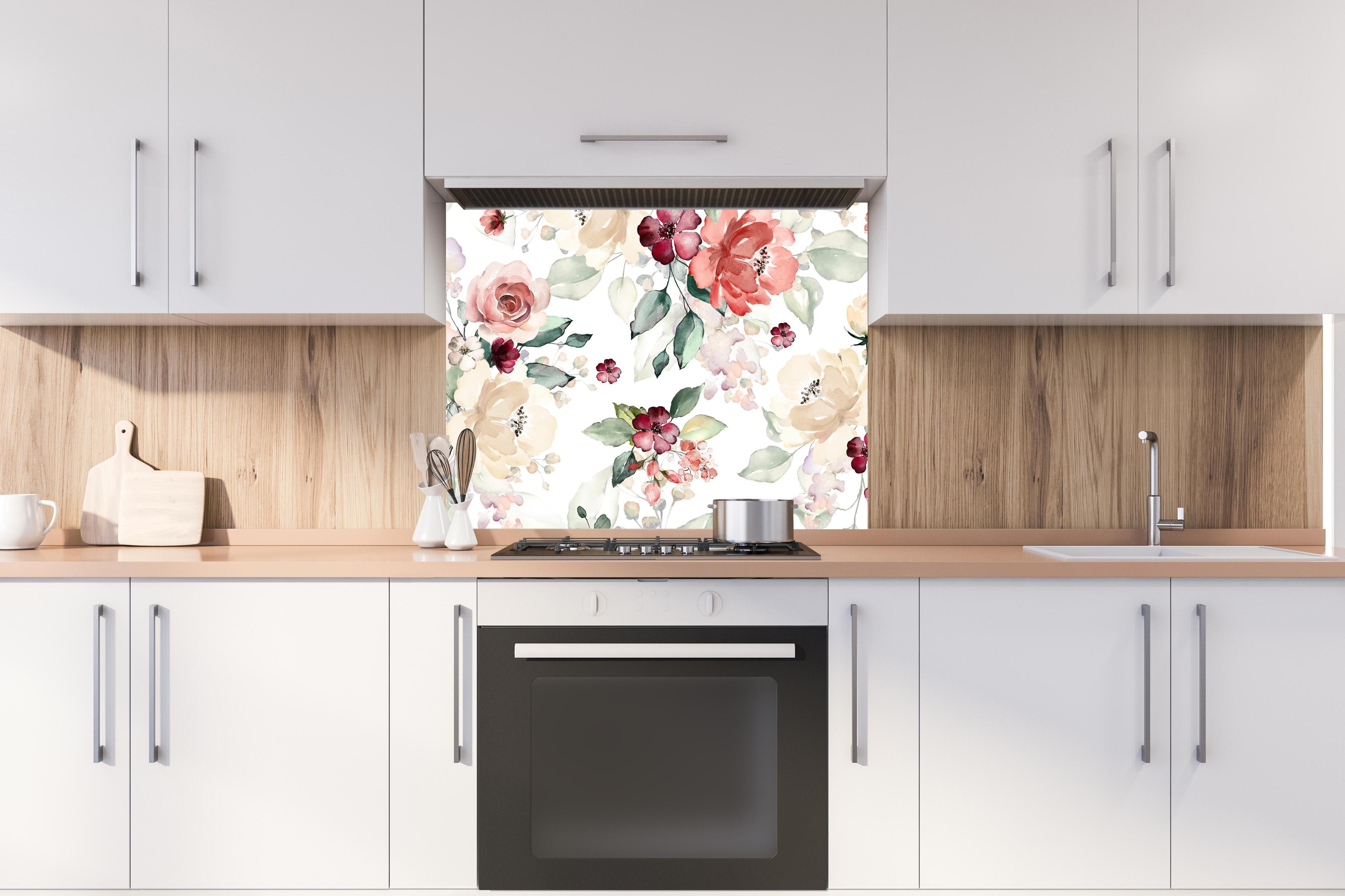 Spritzschutz - Blumen und Blätter im Tapeten-Stil hinter stilvollem Gasherd unter Dunstabzugshaube
