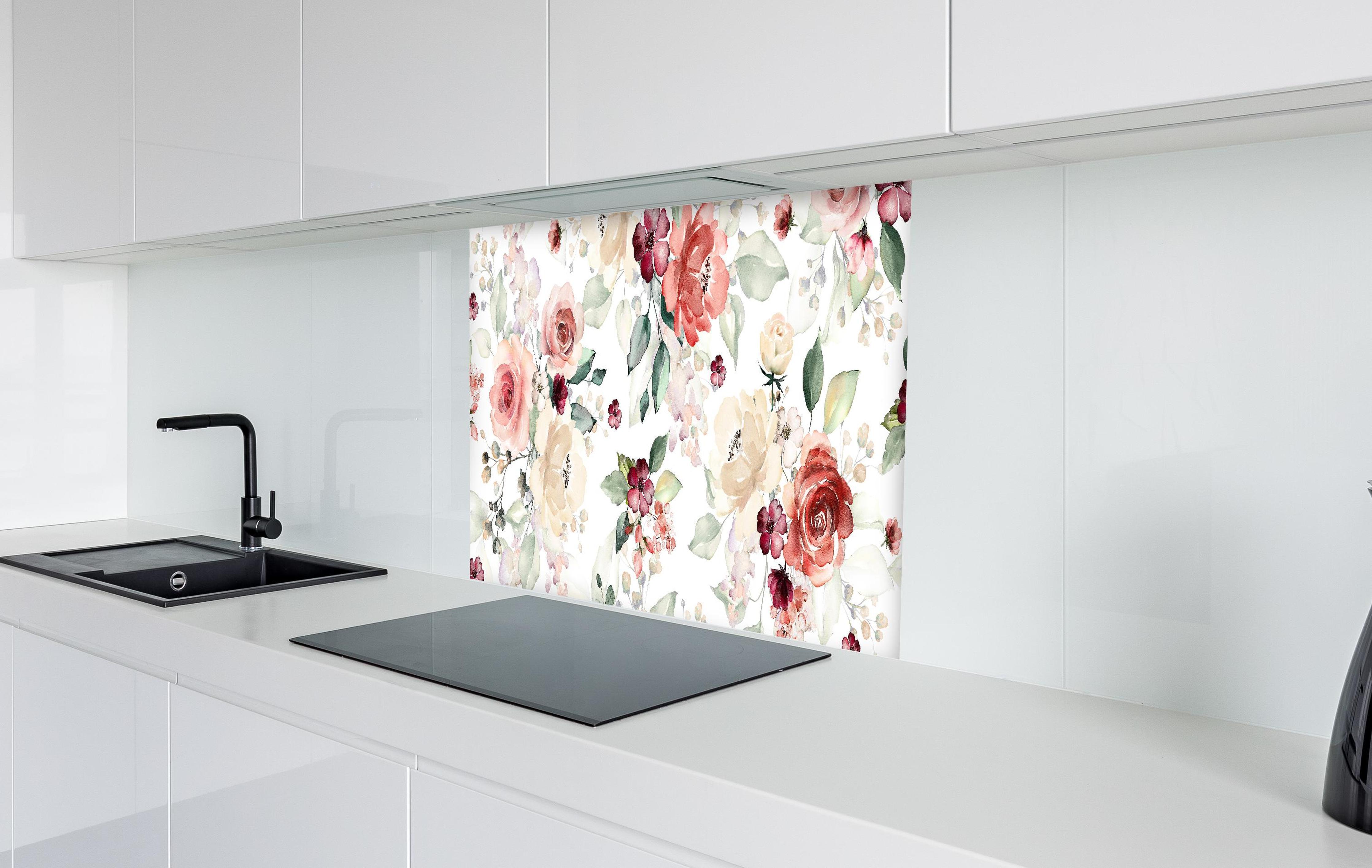 Spritzschutz - Blumen und Blätter im Tapeten-Stil in weißer Hochglanz-Küche hinter einem Cerankochfeld
