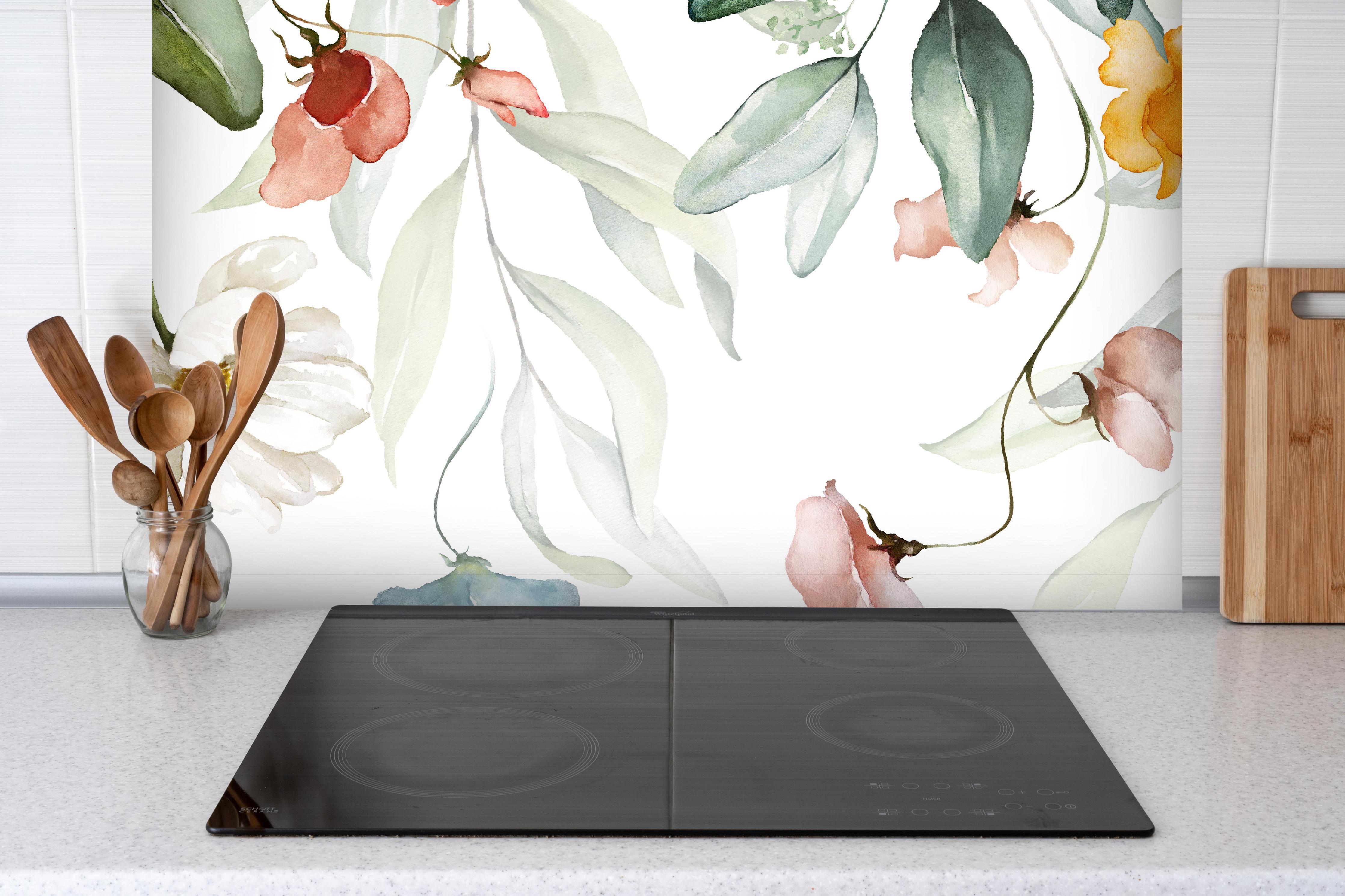 Spritzschutz - Blumenstrauß-Bordüre auf weißem Grund hinter einem Cerankochfeld zwischen Holz-Kochutensilien