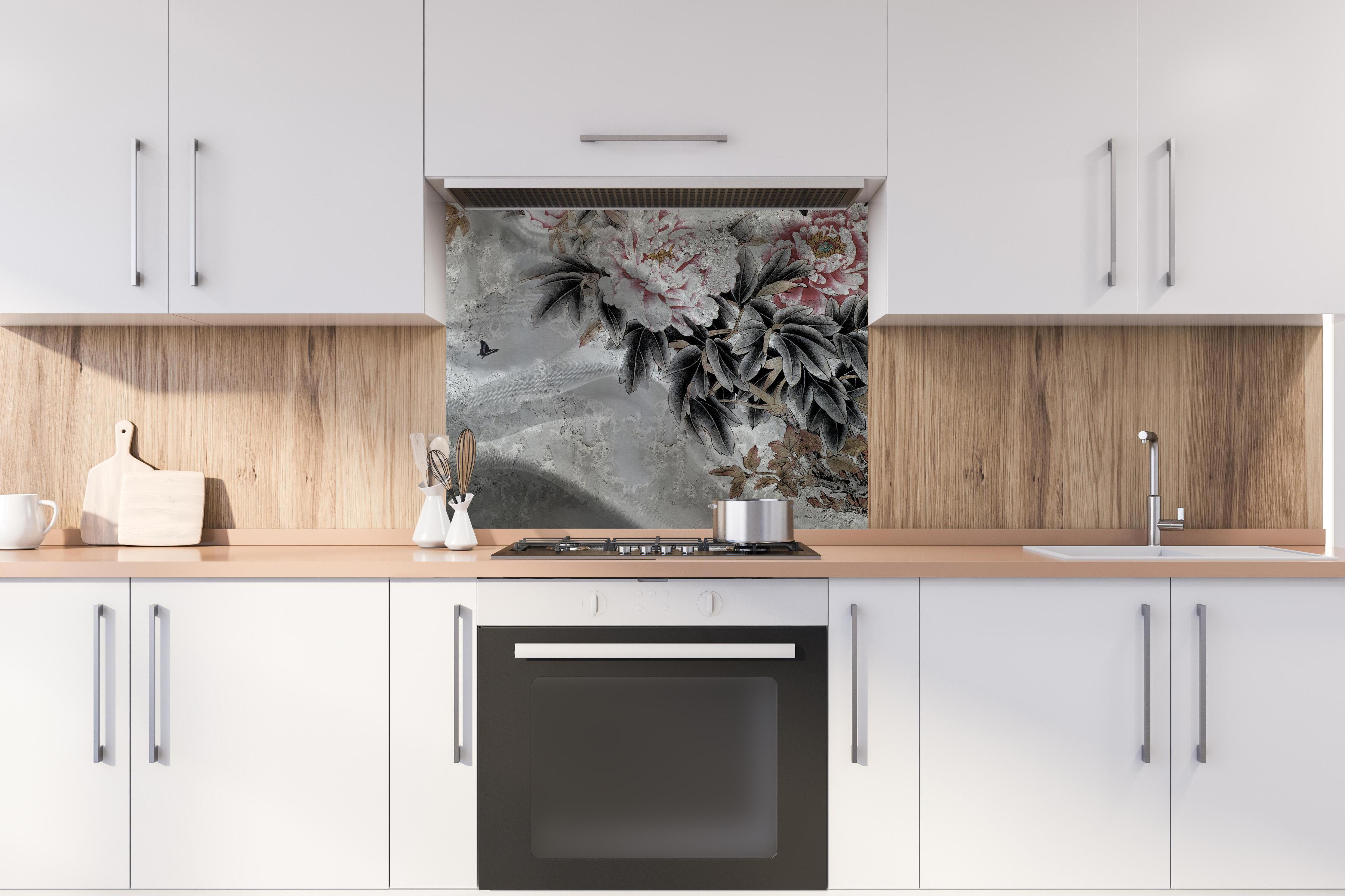 Spritzschutz - Blumenstrauß abgebildet auf Beton hinter stilvollem Gasherd unter Dunstabzugshaube