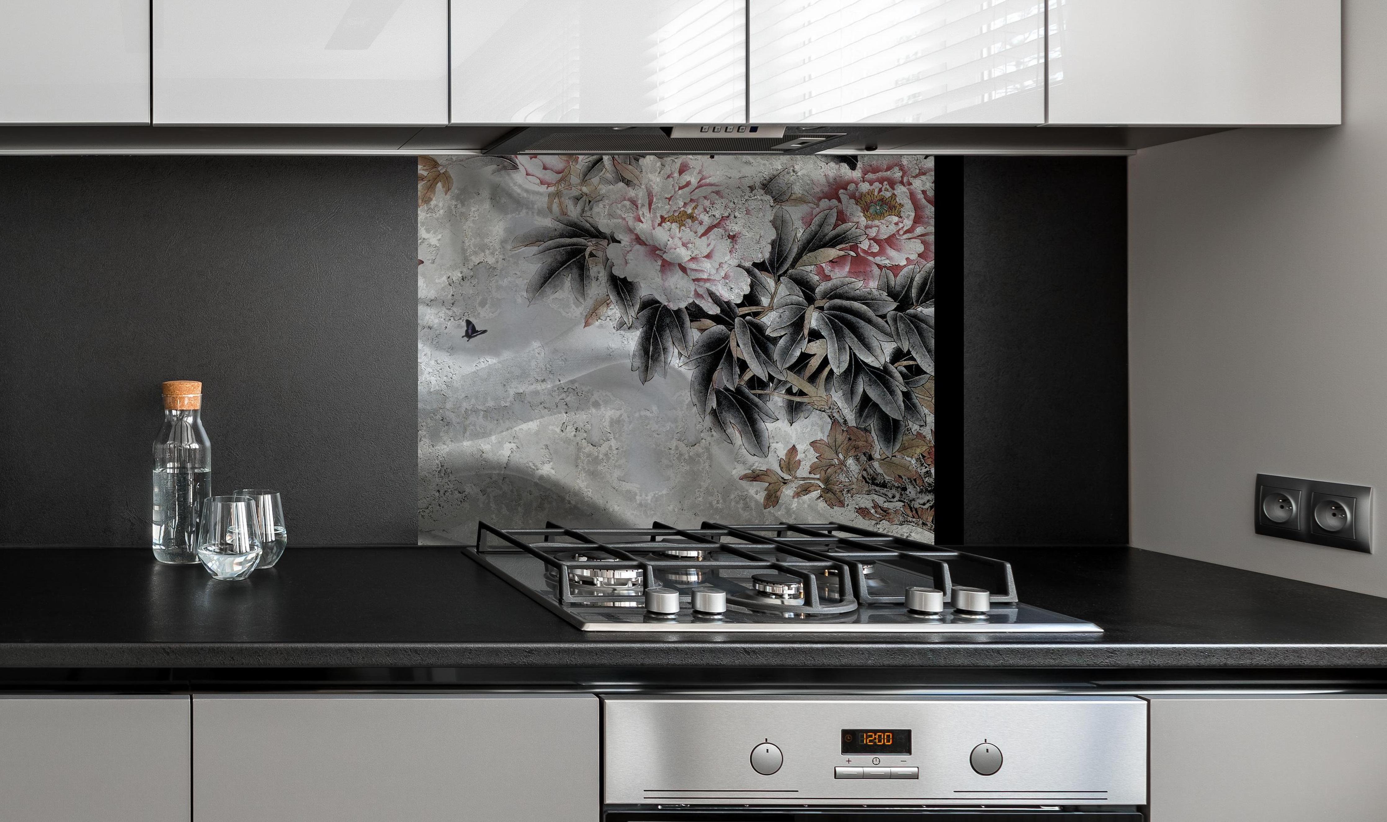 Spritzschutz - Blumenstrauß abgebildet auf Beton an edler Anthrazit-Wand hinter silbernem Gasherd