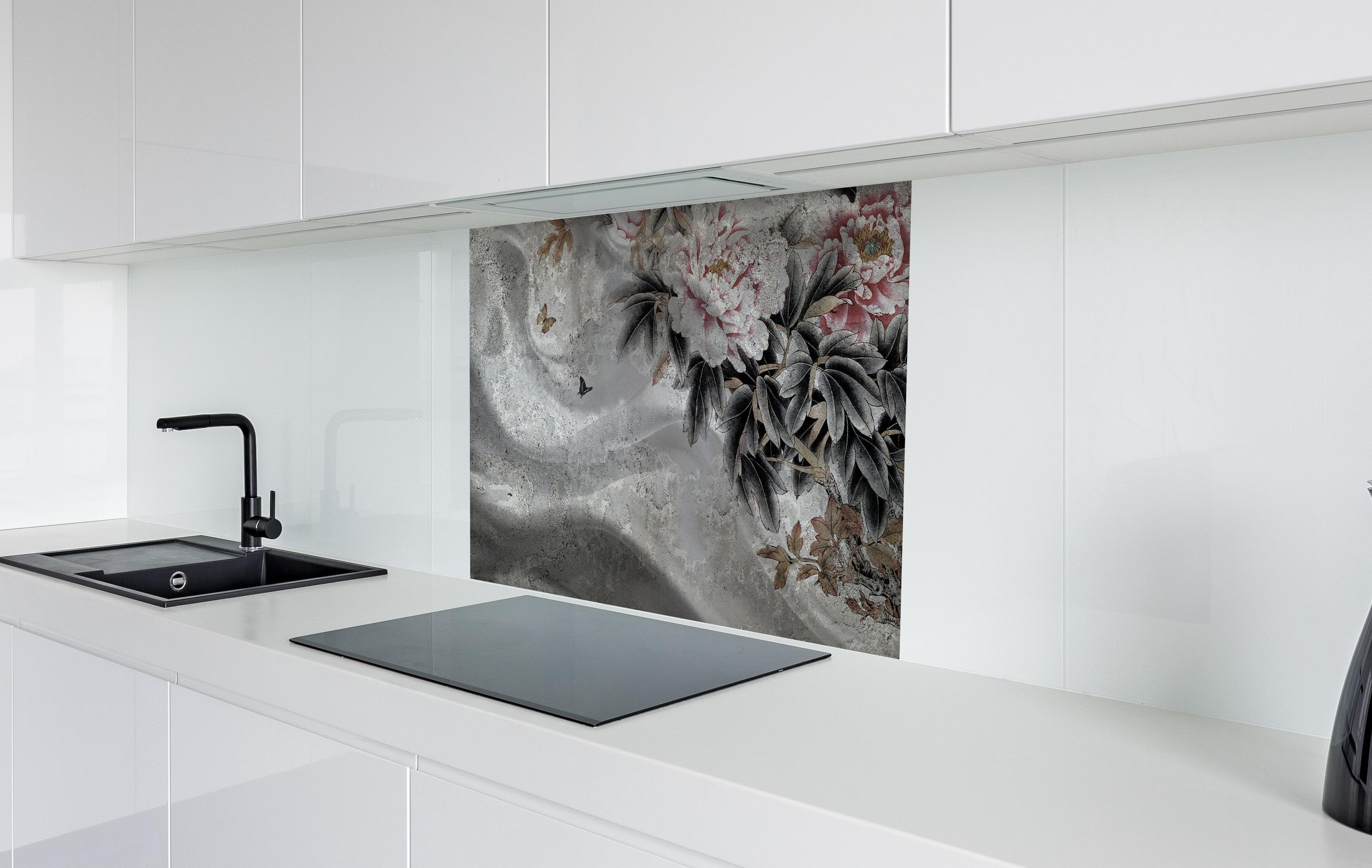 Spritzschutz - Blumenstrauß abgebildet auf Beton in weißer Hochglanz-Küche hinter einem Cerankochfeld