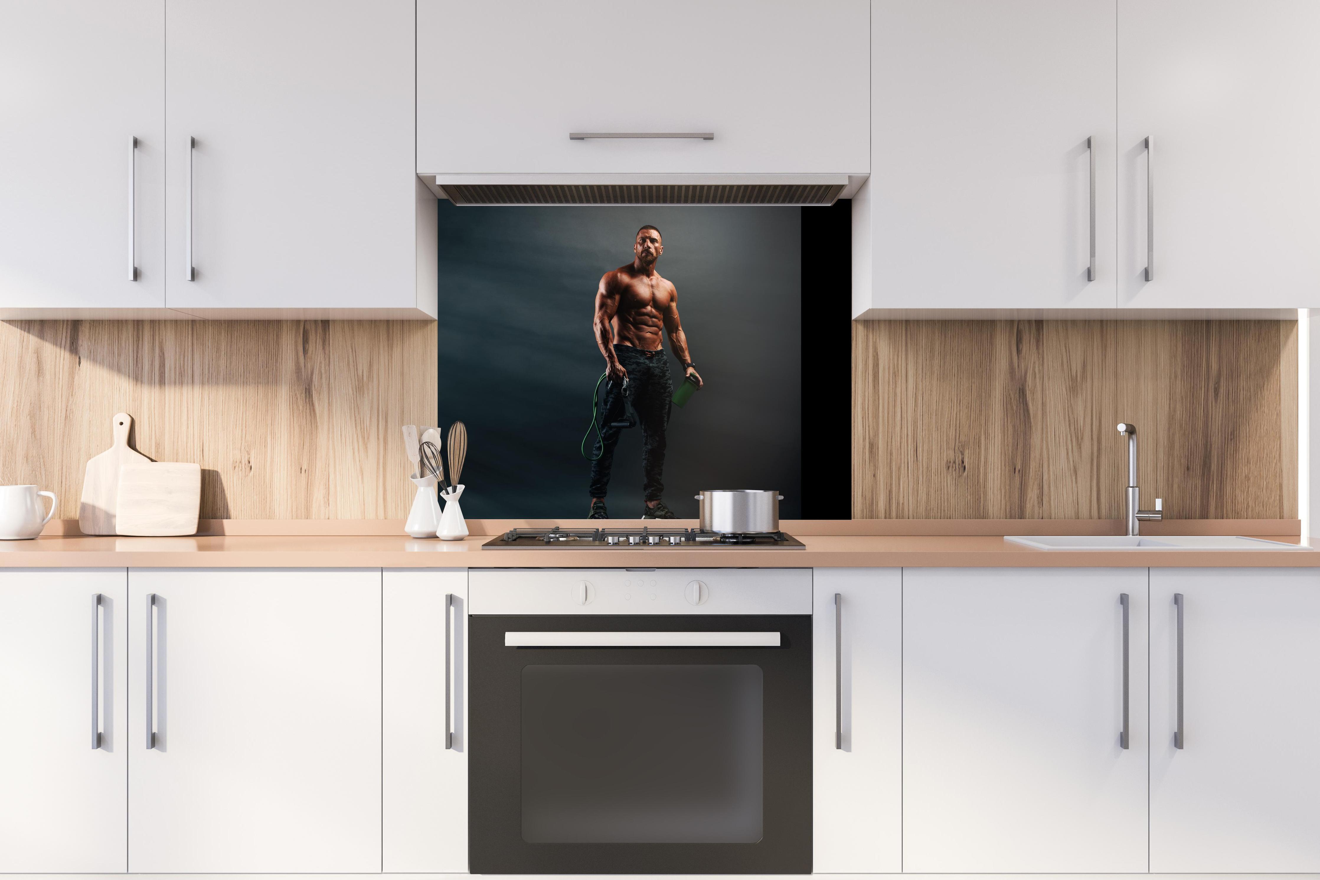 Spritzschutz - Bodybuilder - Training hinter stilvollem Gasherd unter Dunstabzugshaube