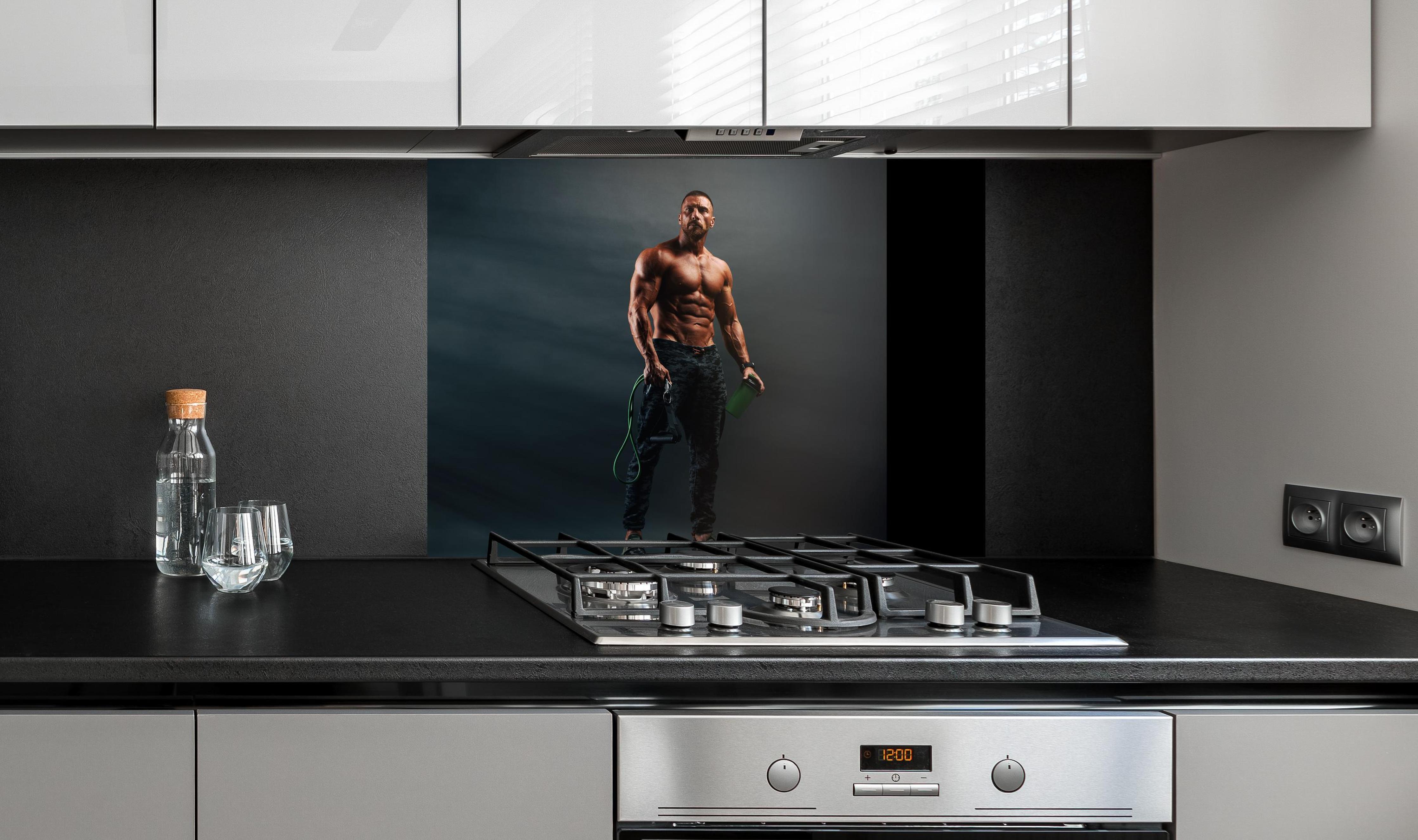 Spritzschutz - Bodybuilder - Training an edler Anthrazit-Wand hinter silbernem Gasherd