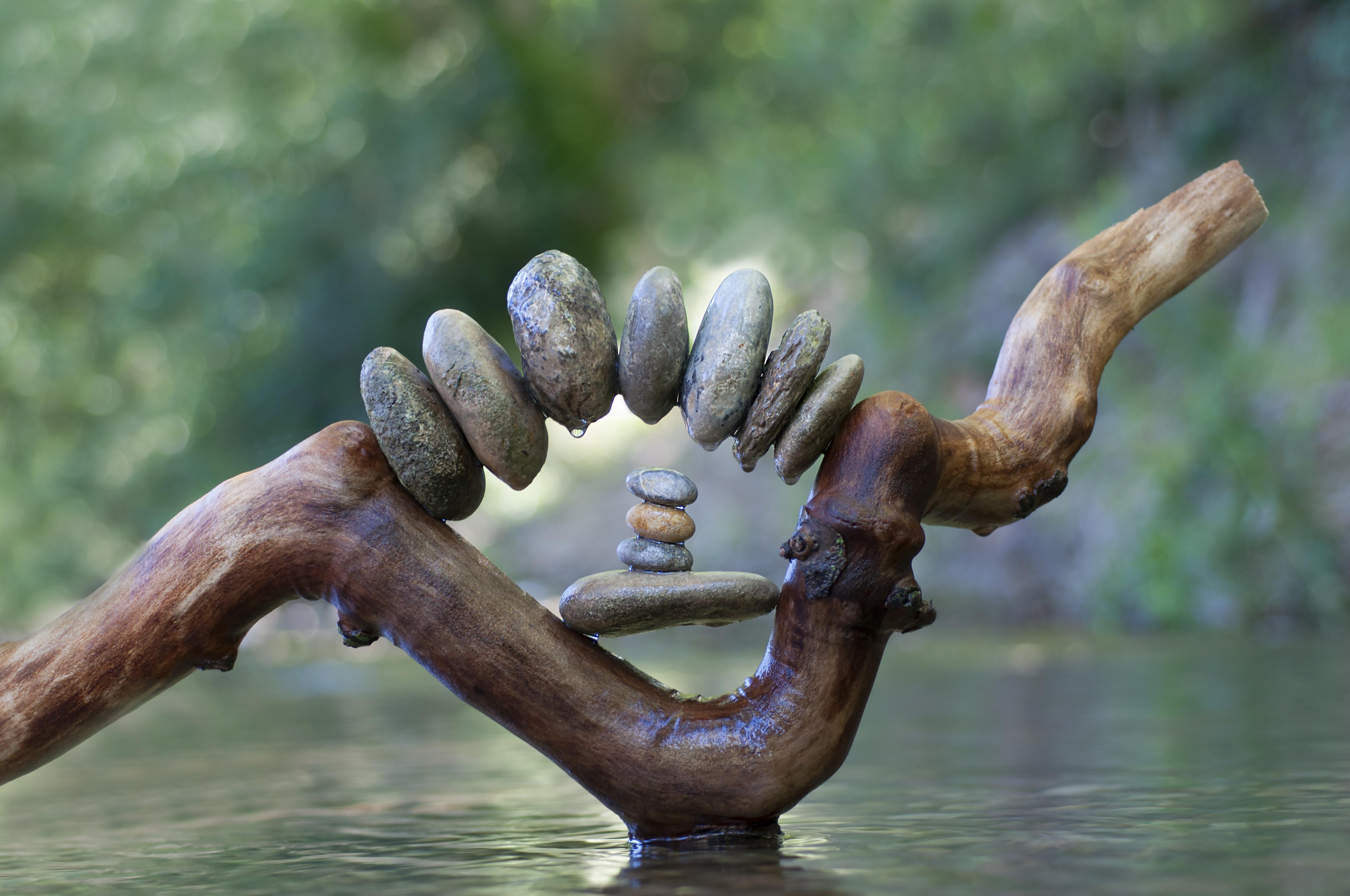 Spritzschutz-Bogen aus Steinen und Holz auf dem Wasser