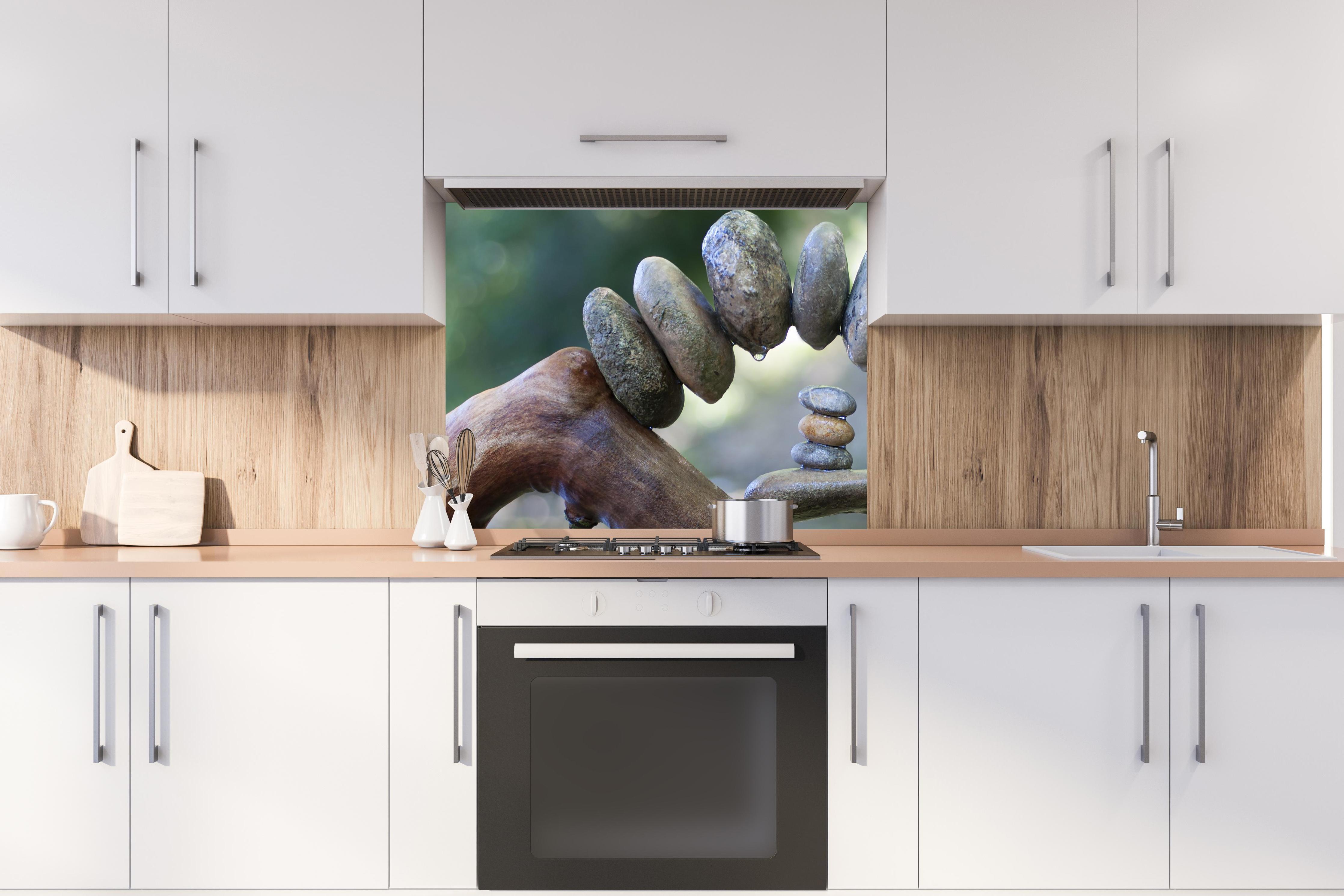 Spritzschutz - Bogen aus Steinen und Holz auf dem Wasser hinter stilvollem Gasherd unter Dunstabzugshaube