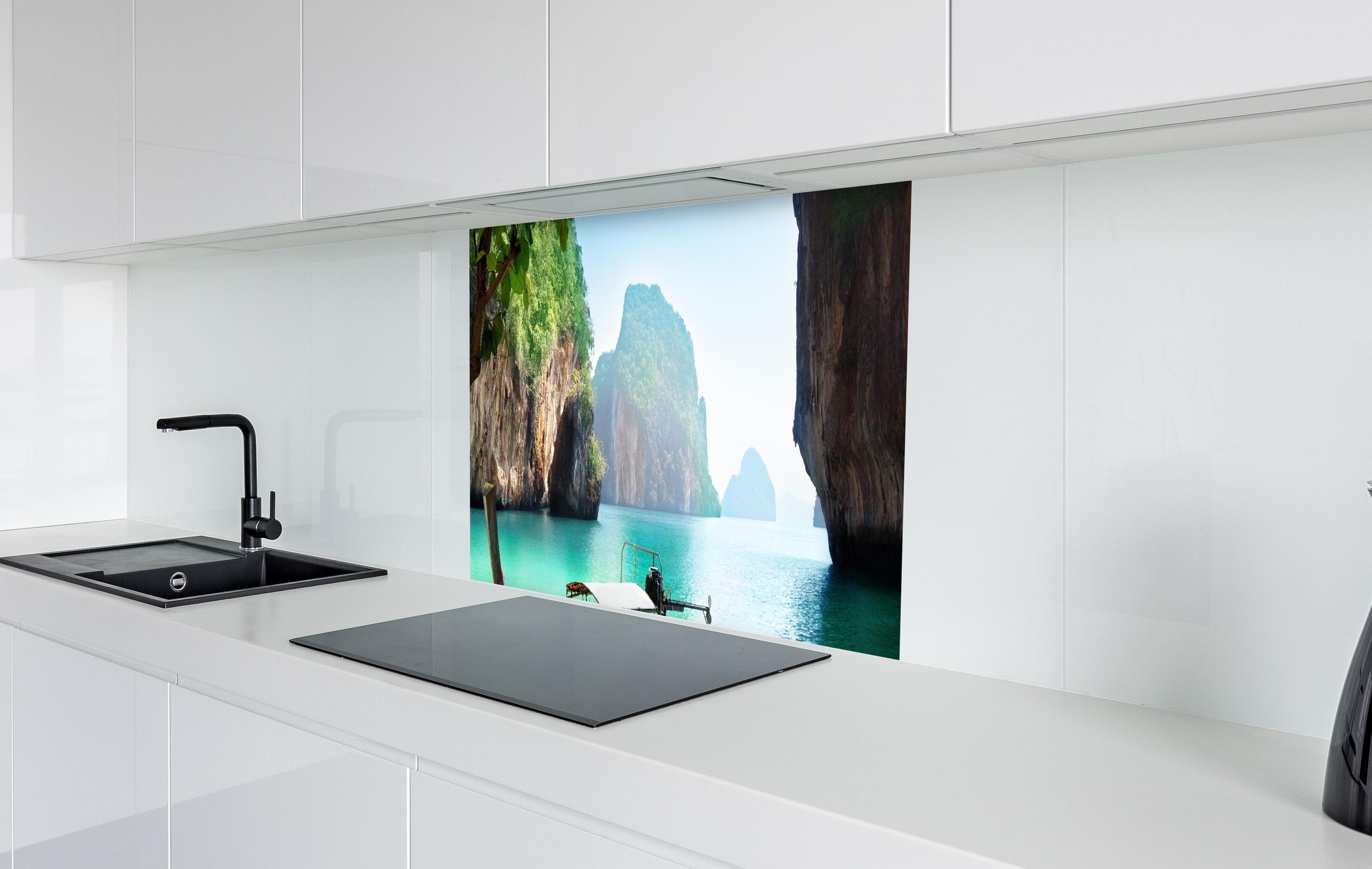 Spritzschutz - Boot auf kleiner Insel in Thailand in weißer Hochglanz-Küche hinter einem Cerankochfeld