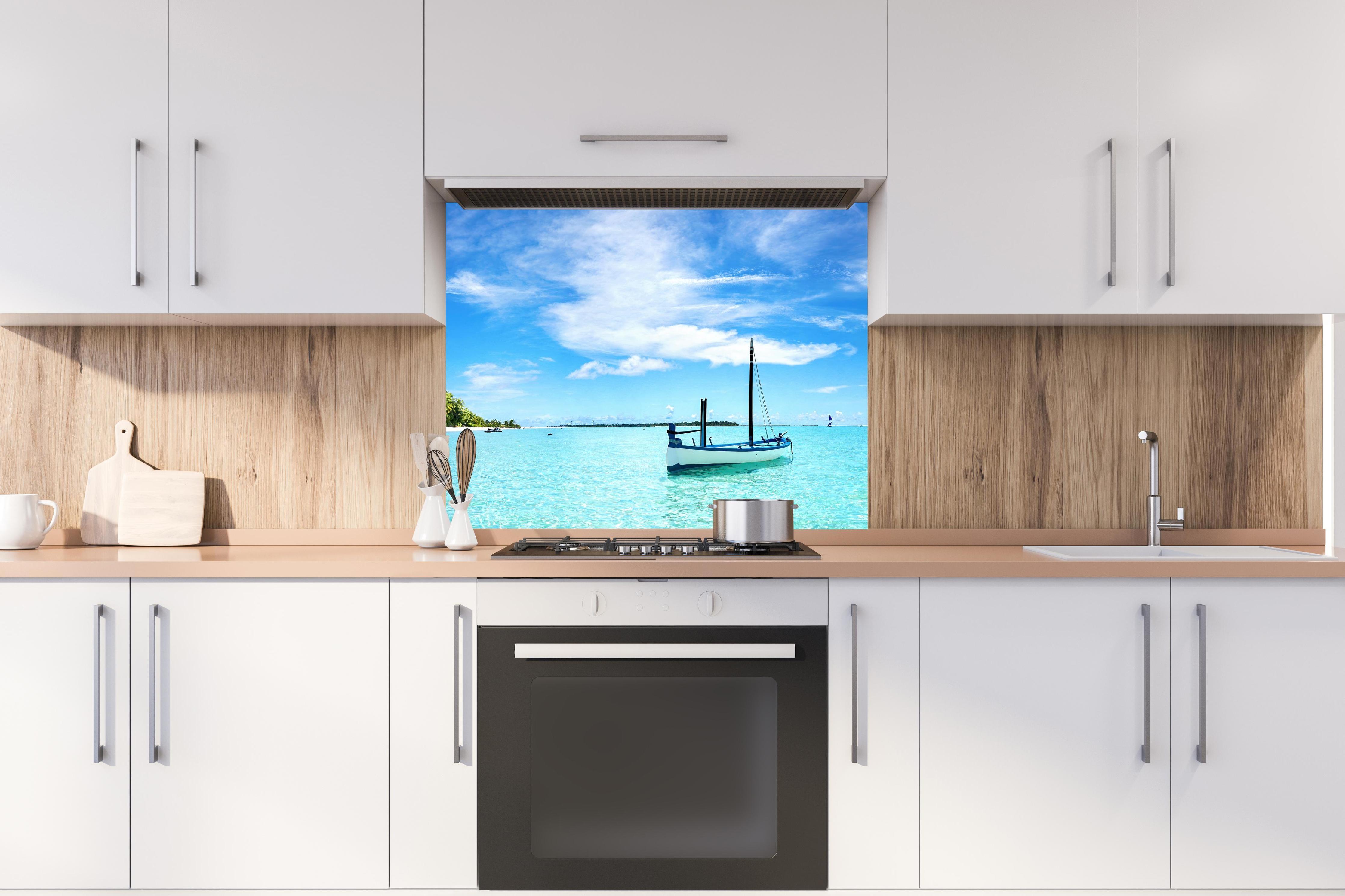 Spritzschutz - Boot im türkisfarbenen Meerwasser hinter stilvollem Gasherd unter Dunstabzugshaube