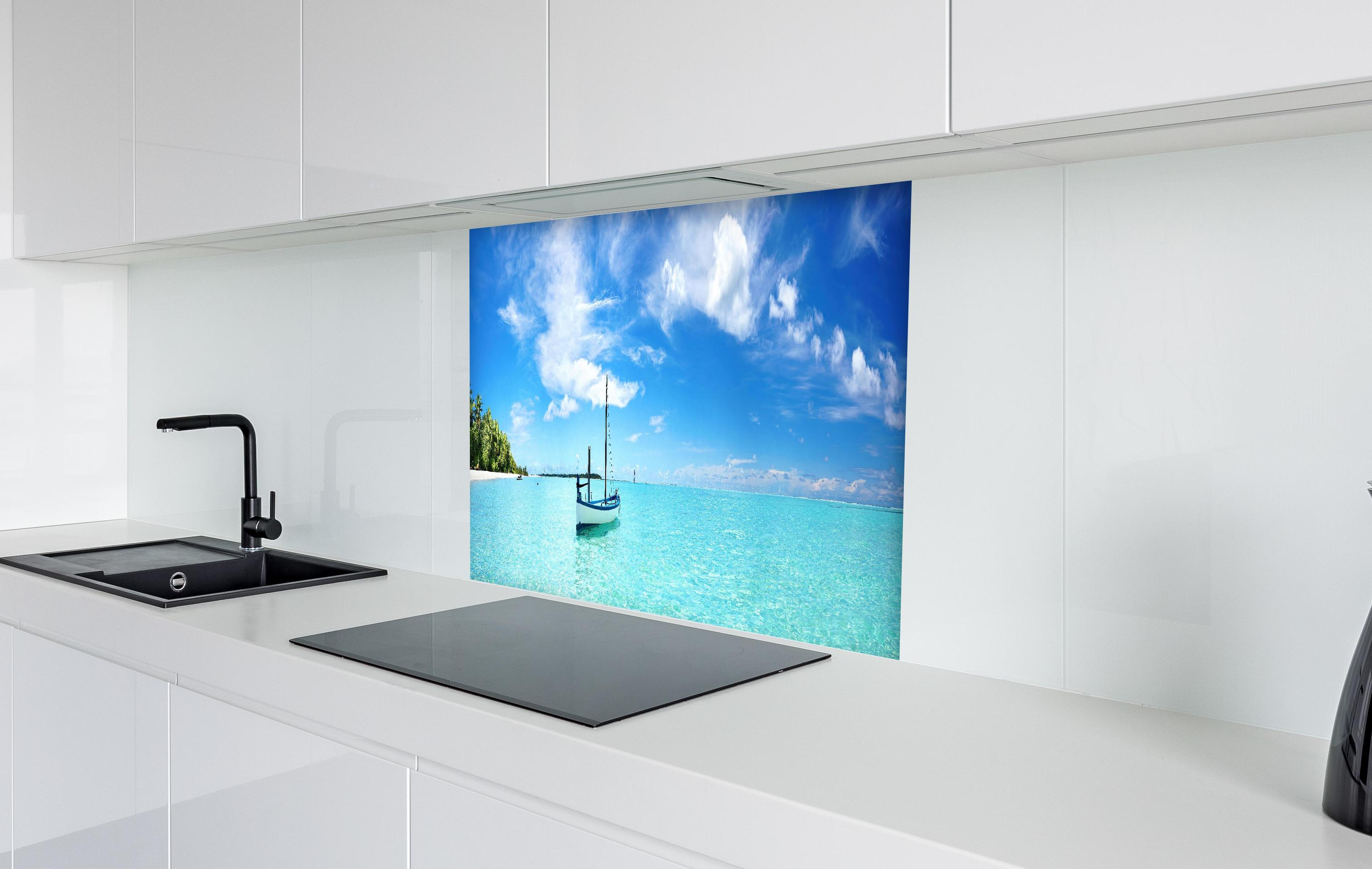 Spritzschutz - Boot im türkisfarbenen Meerwasser in weißer Hochglanz-Küche hinter einem Cerankochfeld