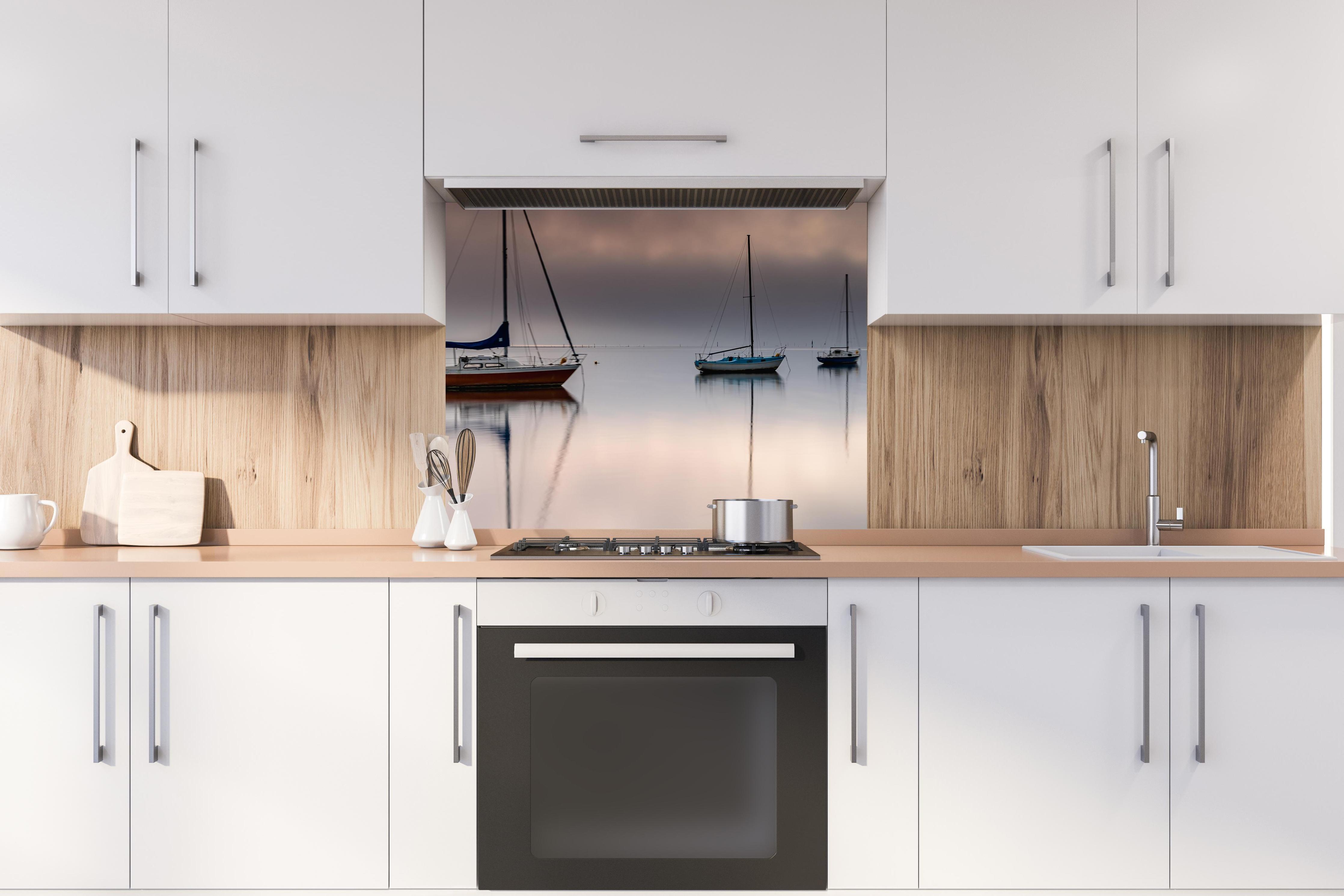 Spritzschutz - Boote auf nebeligem Meer hinter stilvollem Gasherd unter Dunstabzugshaube