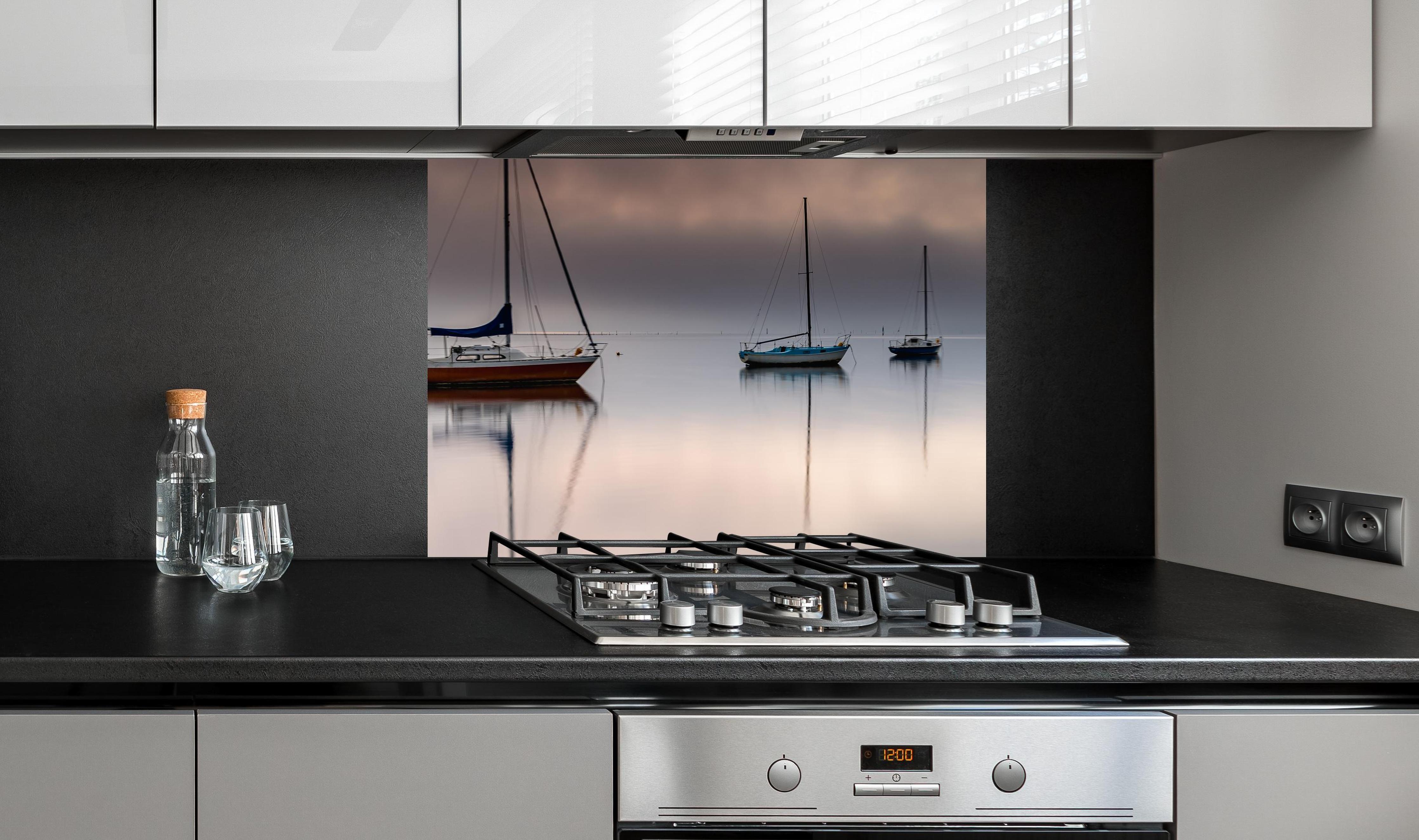 Spritzschutz - Boote auf nebeligem Meer an edler Anthrazit-Wand hinter silbernem Gasherd
