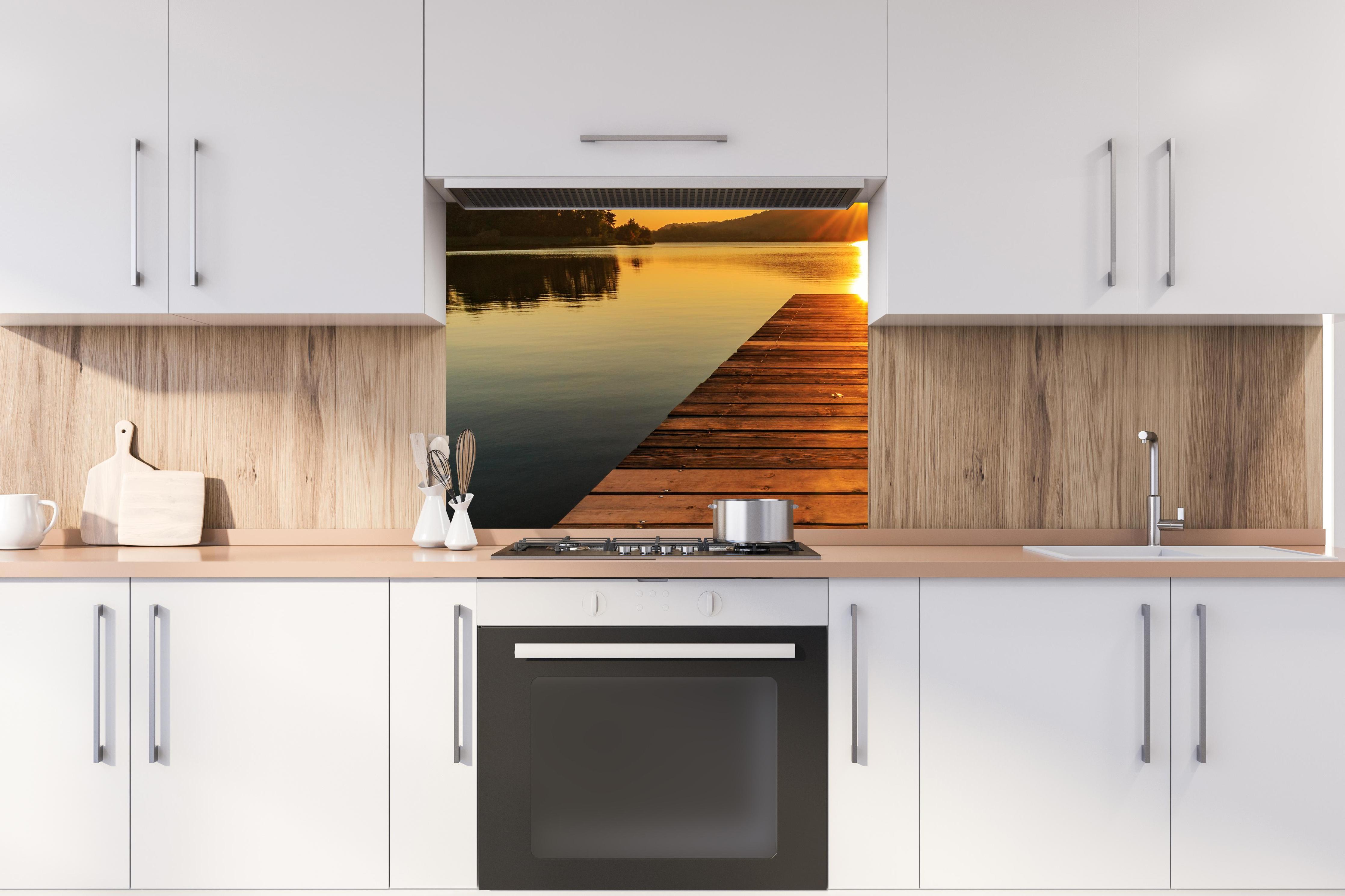 Spritzschutz - Bootssteg am Mittelsee hinter stilvollem Gasherd unter Dunstabzugshaube
