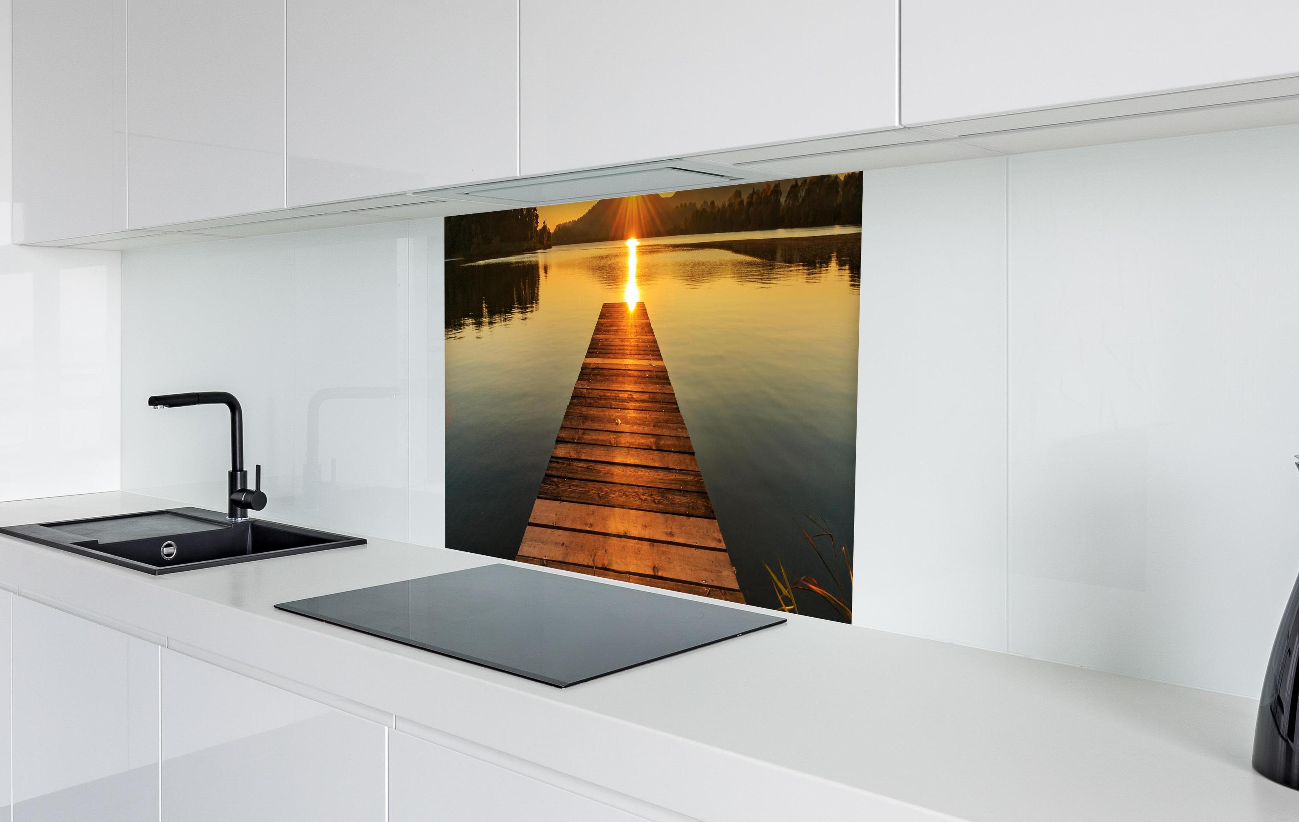 Spritzschutz - Bootssteg am Mittelsee in weißer Hochglanz-Küche hinter einem Cerankochfeld