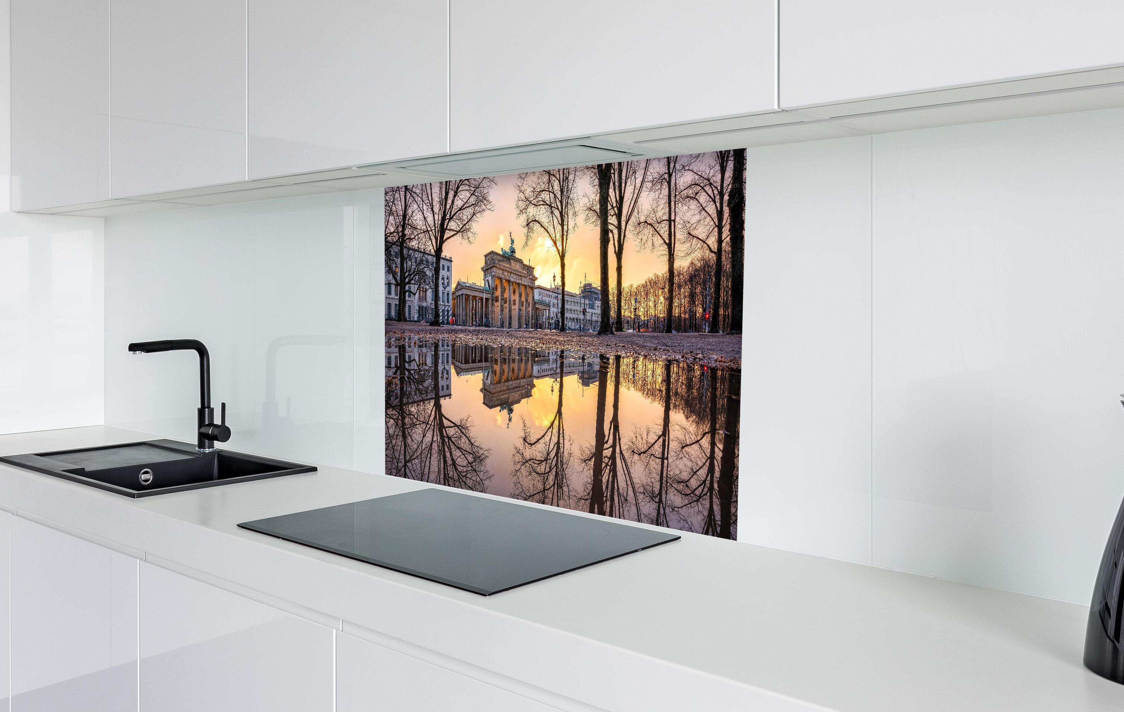 Spritzschutz - Brandenburger Tor im Winter in weißer Hochglanz-Küche hinter einem Cerankochfeld