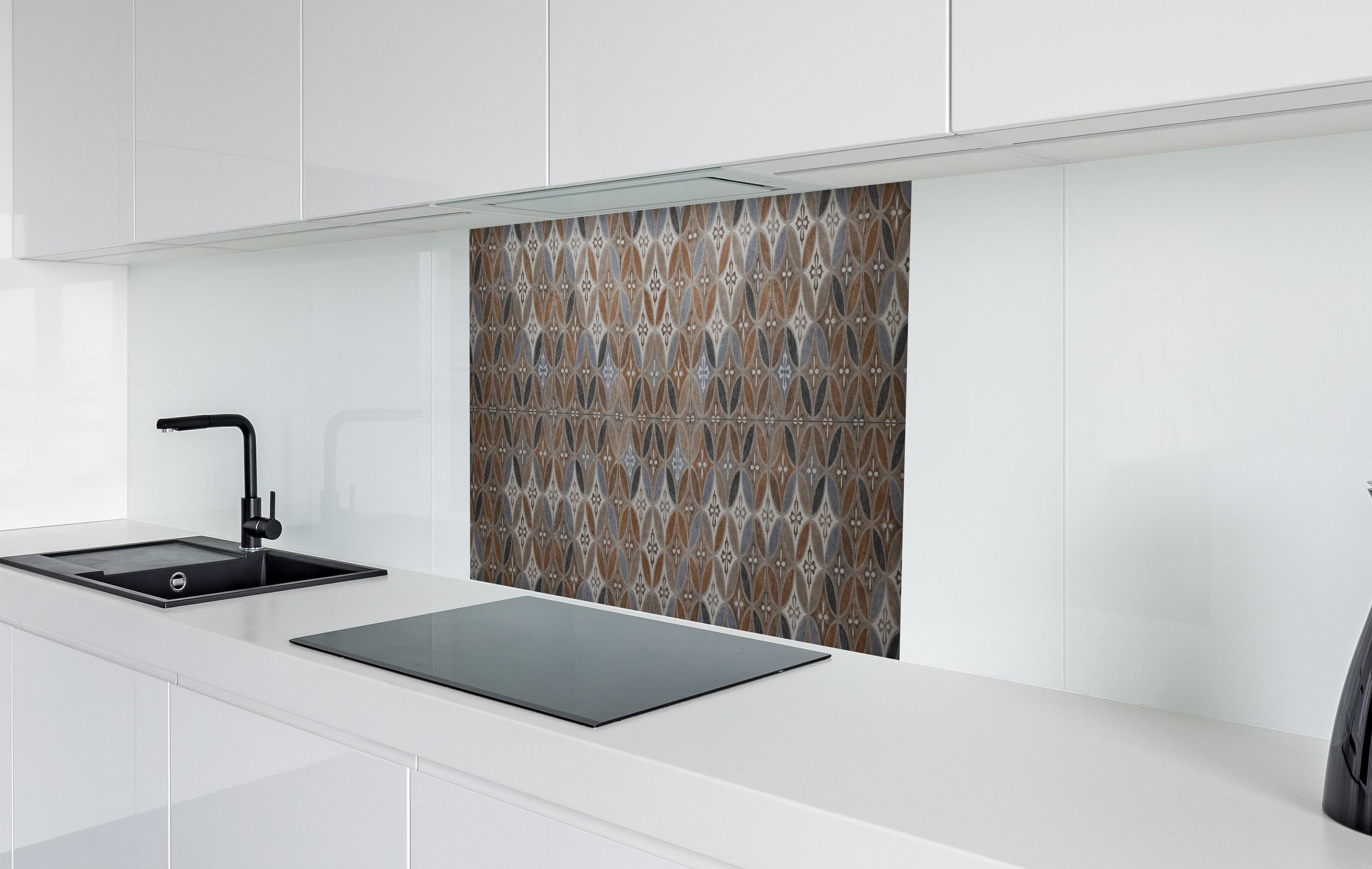 Spritzschutz - Braun-Beiges Vintage Mosaik in weißer Hochglanz-Küche hinter einem Cerankochfeld