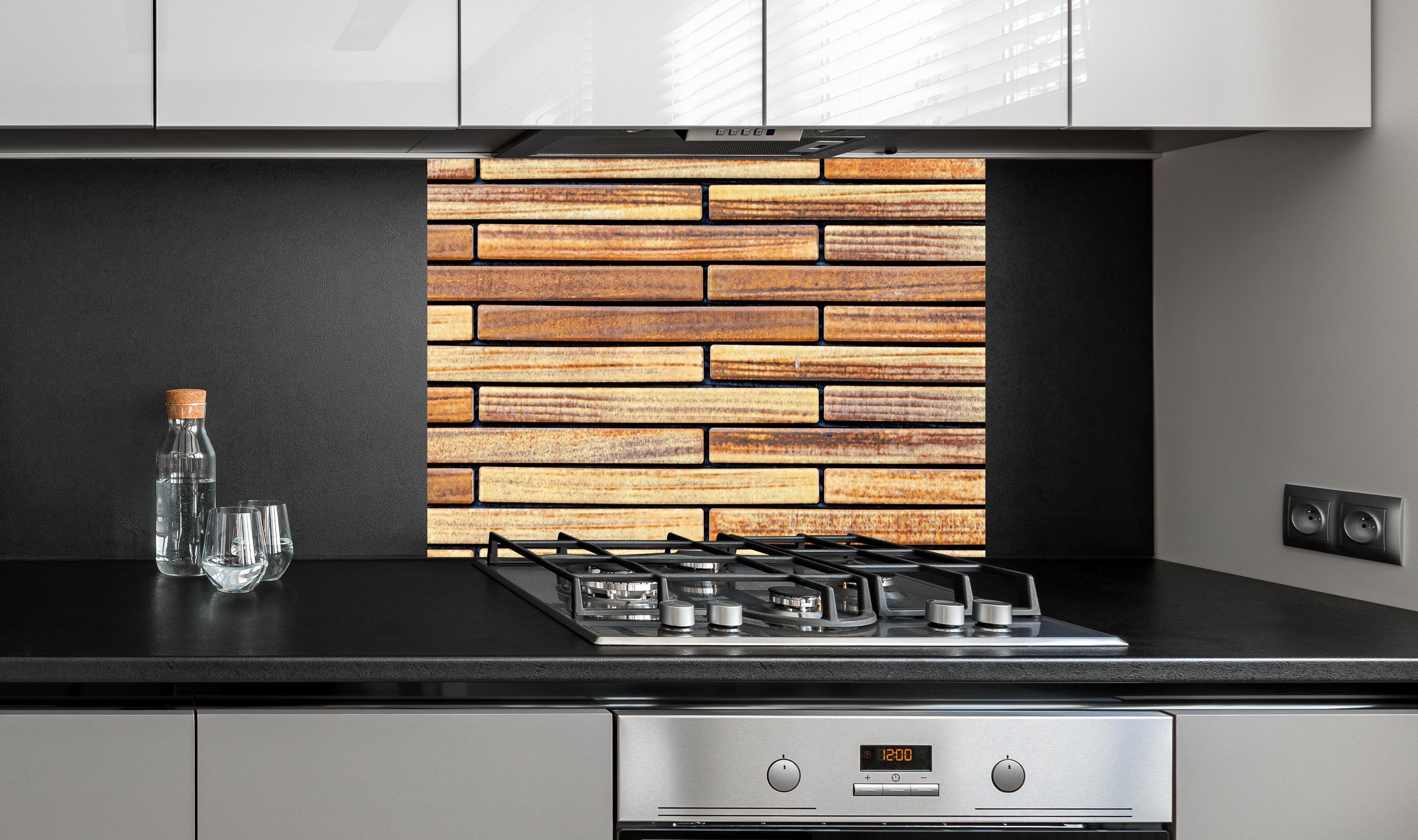 Spritzschutz - Brauner Sandstein Ziegelwand Muster an edler Anthrazit-Wand hinter silbernem Gasherd