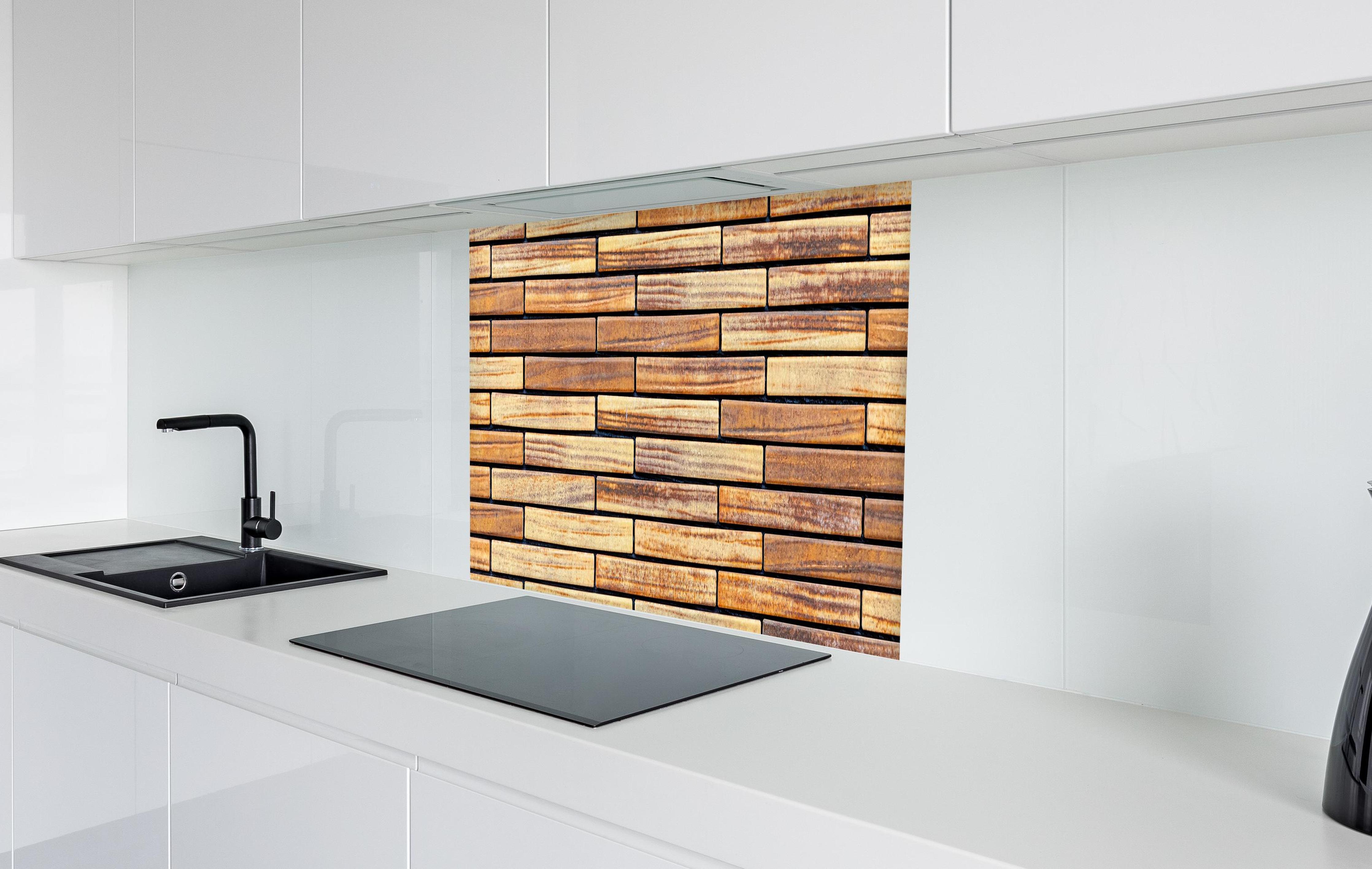 Spritzschutz - Brauner Sandstein Ziegelwand Muster in weißer Hochglanz-Küche hinter einem Cerankochfeld
