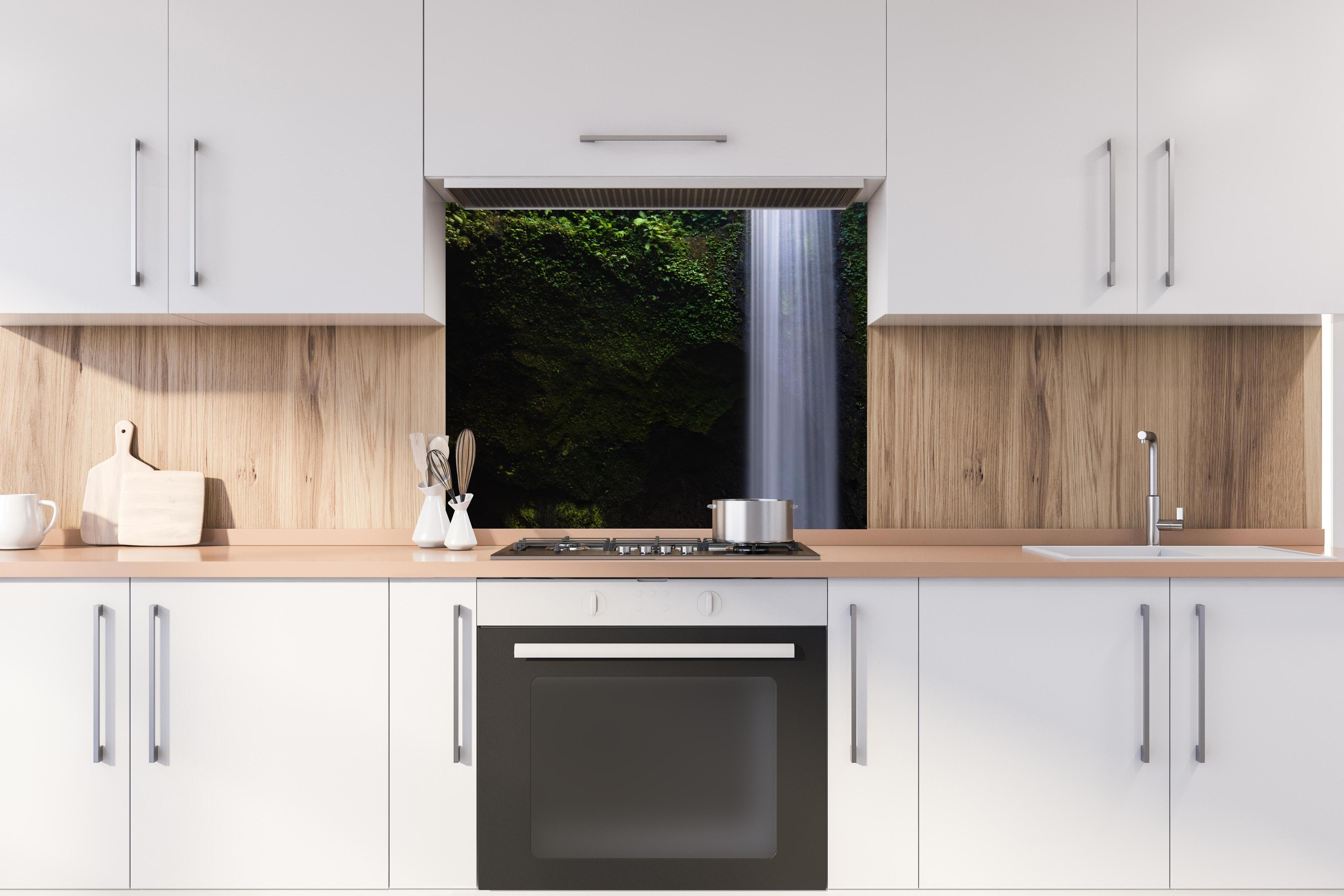 Spritzschutz - Brillante Kaskade auf Bali hinter stilvollem Gasherd unter Dunstabzugshaube