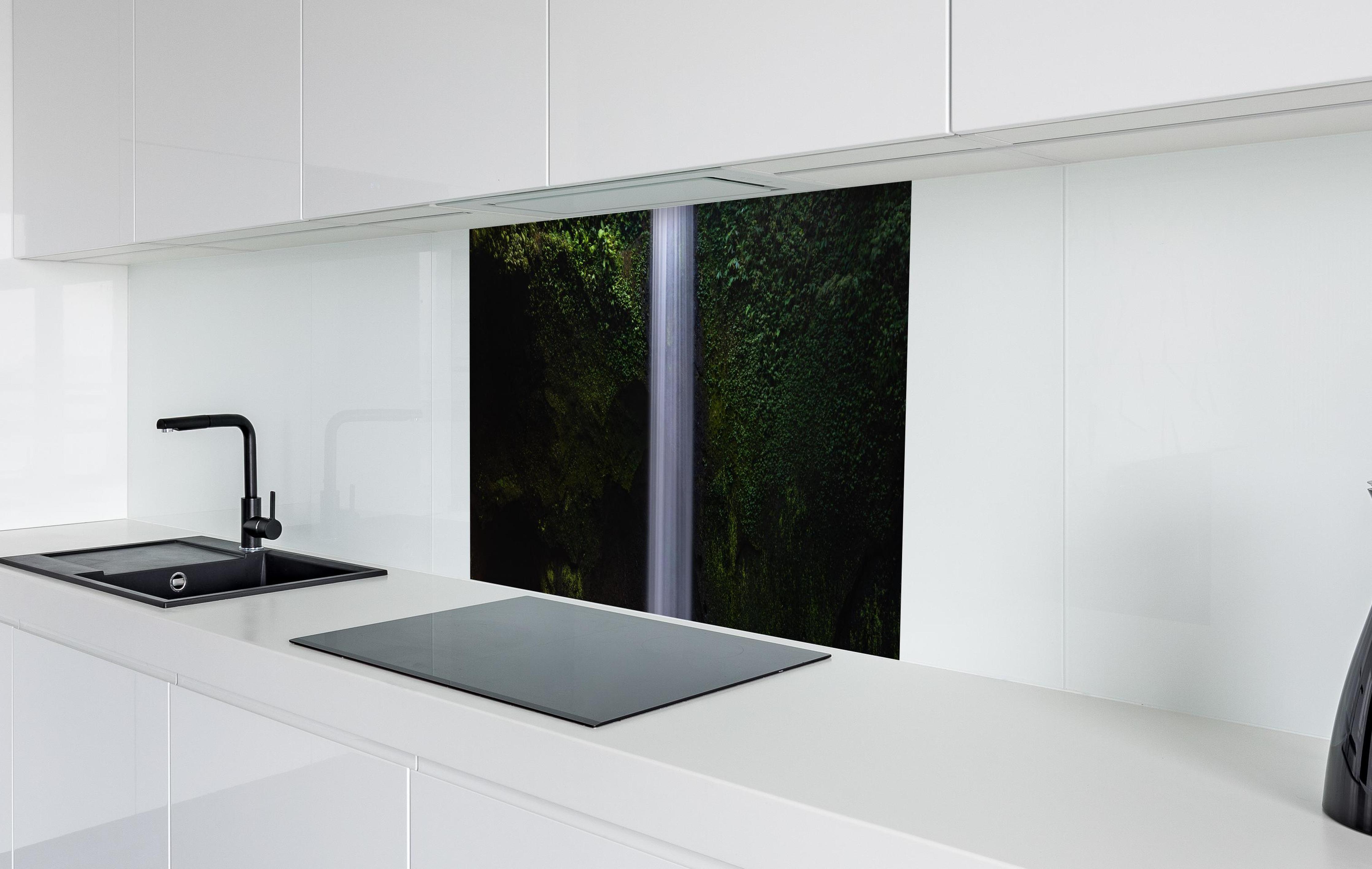 Spritzschutz - Brillante Kaskade auf Bali in weißer Hochglanz-Küche hinter einem Cerankochfeld