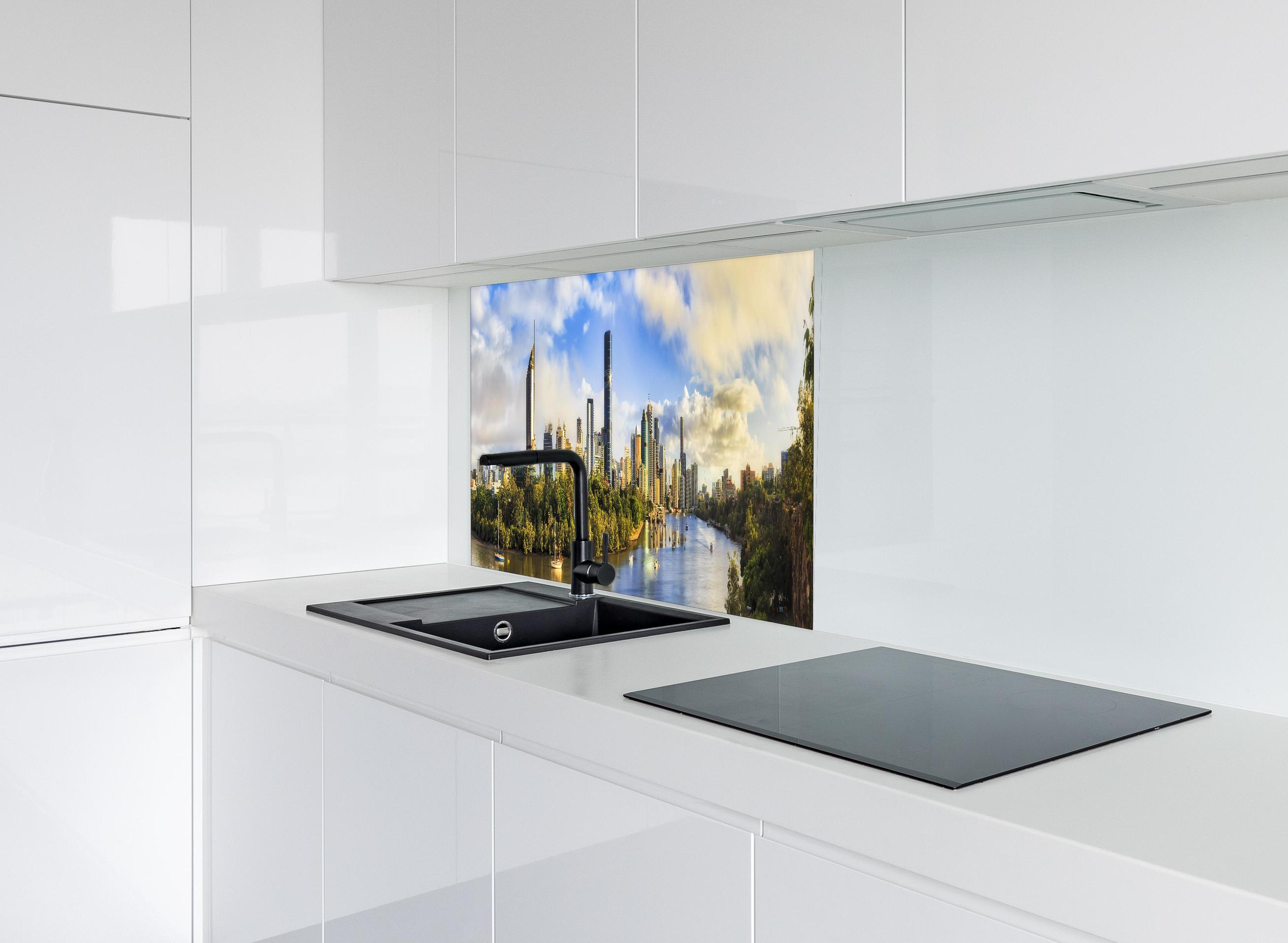 Spritzschutz - Brisbane Skyline mit Fluss hinter modernem schwarz-matten Spülbecken in weißer Hochglanz-Küche
