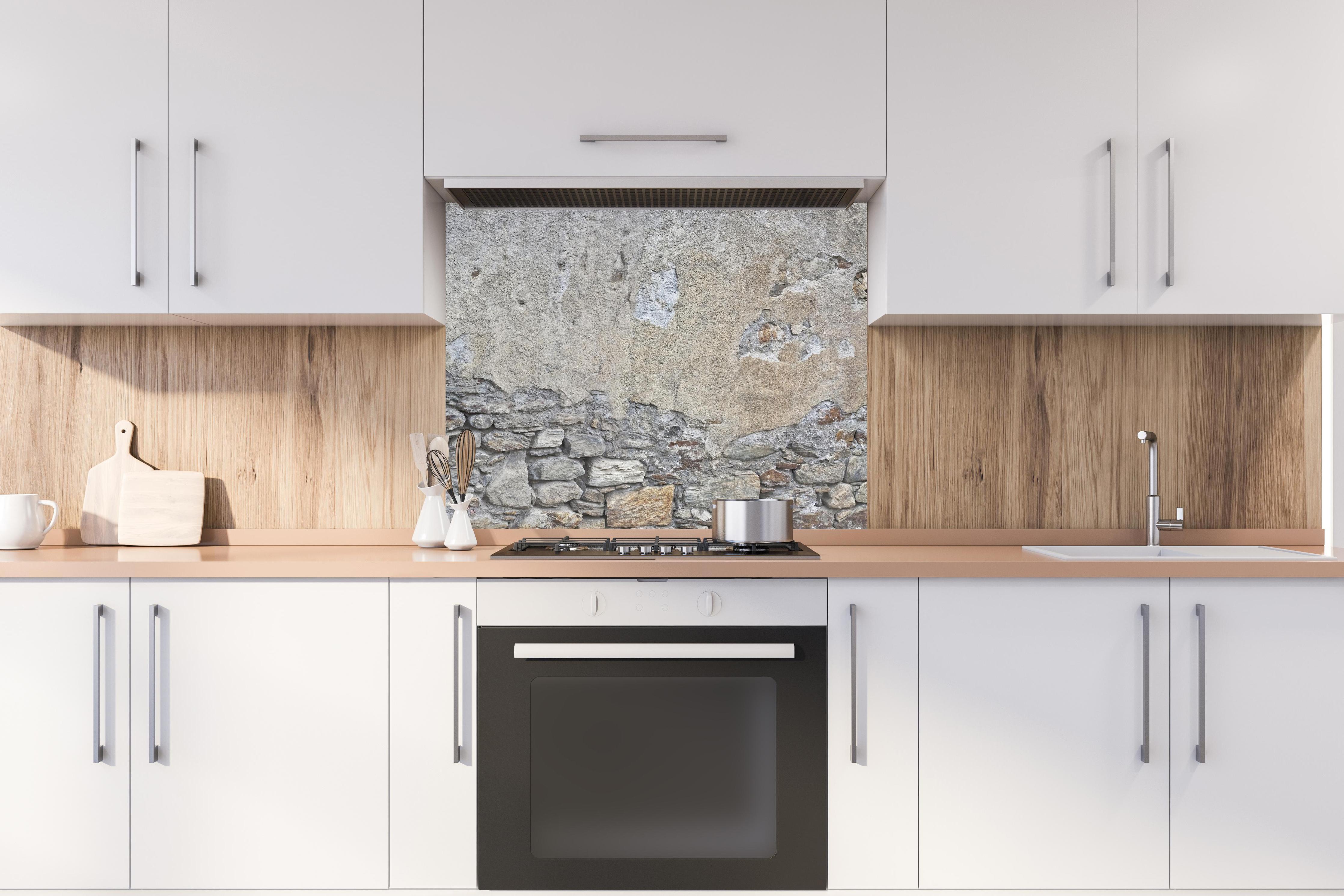 Spritzschutz - Bröckelnde Hausmauer in Südtirol hinter stilvollem Gasherd unter Dunstabzugshaube