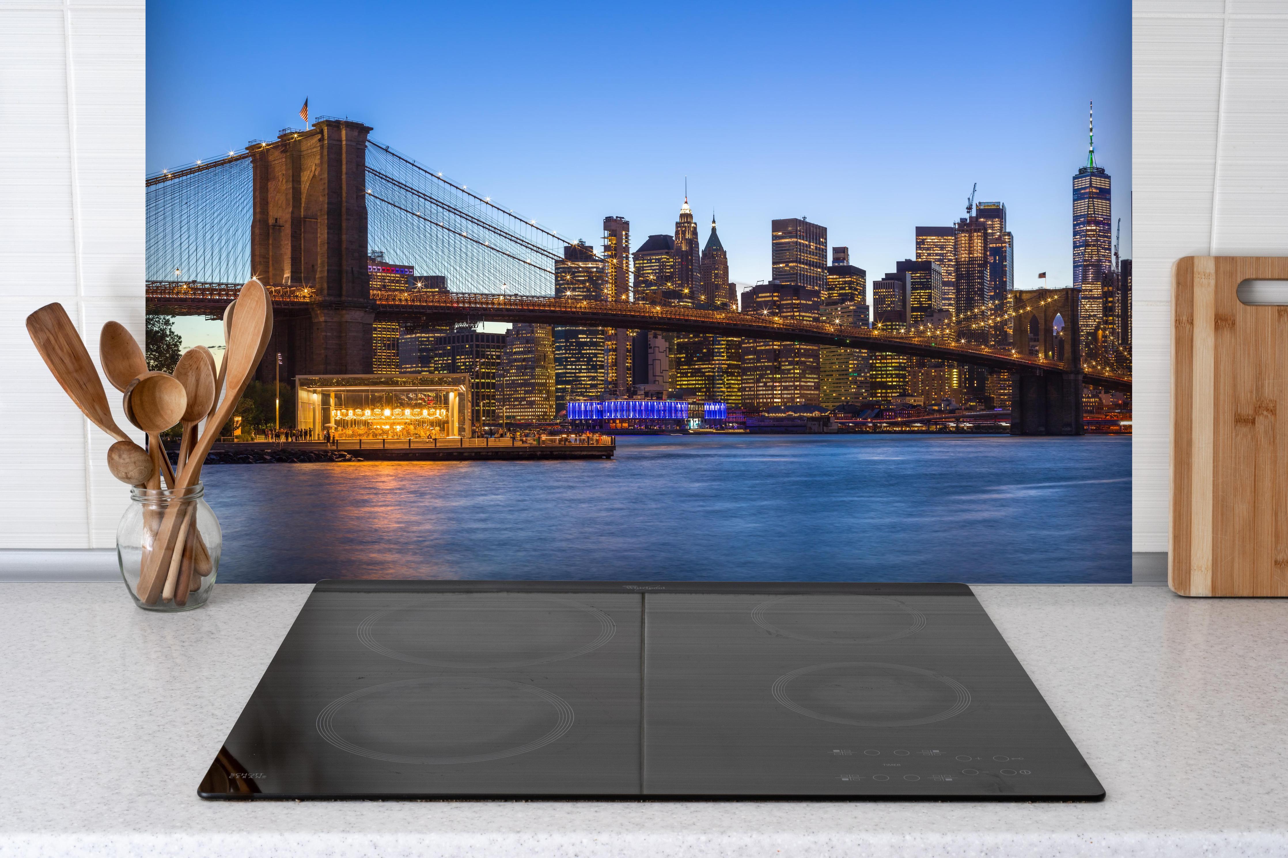 Spritzschutz - Brooklyn Bridge - New York City hinter einem Cerankochfeld zwischen Holz-Kochutensilien