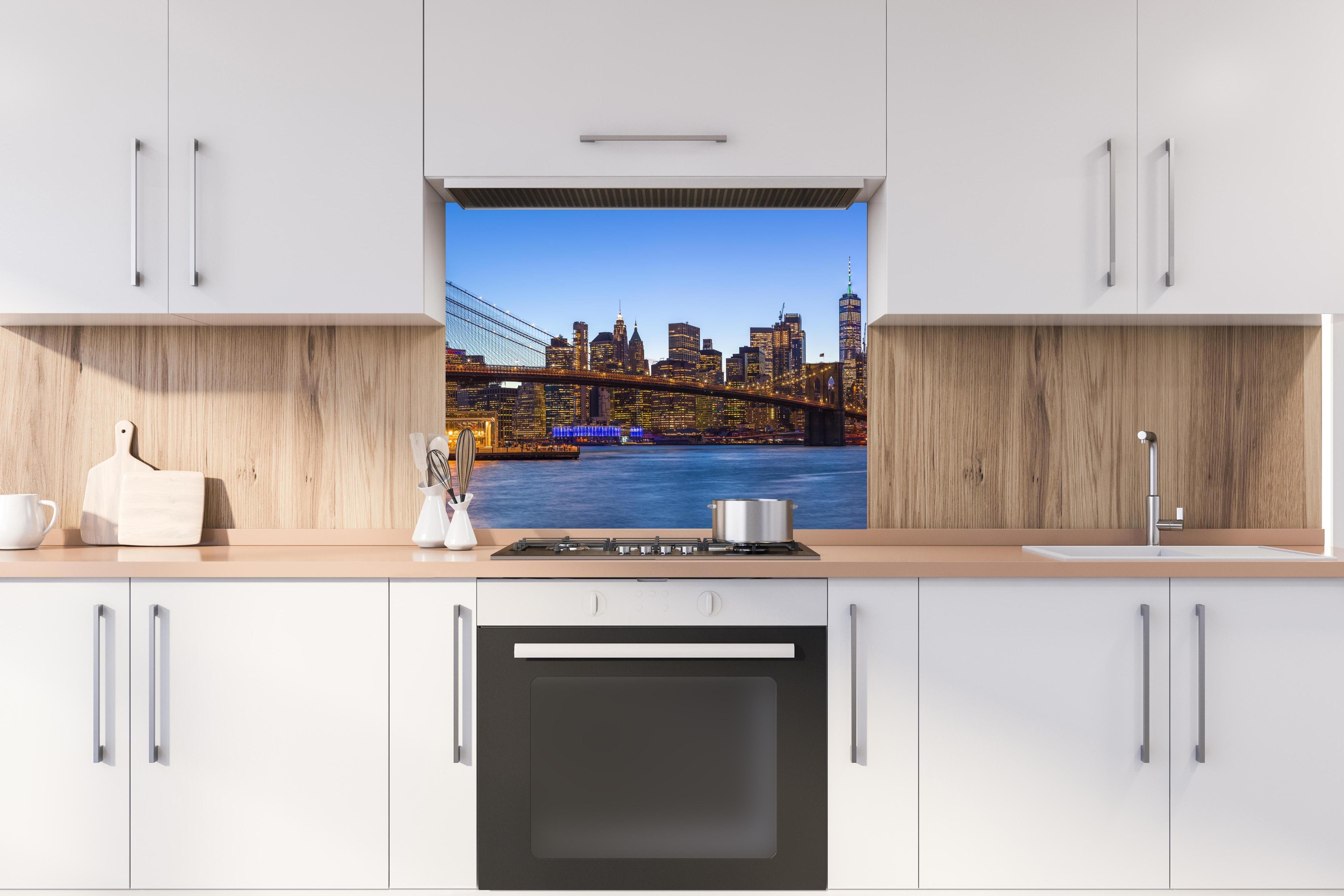 Spritzschutz - Brooklyn Bridge - New York City hinter stilvollem Gasherd unter Dunstabzugshaube