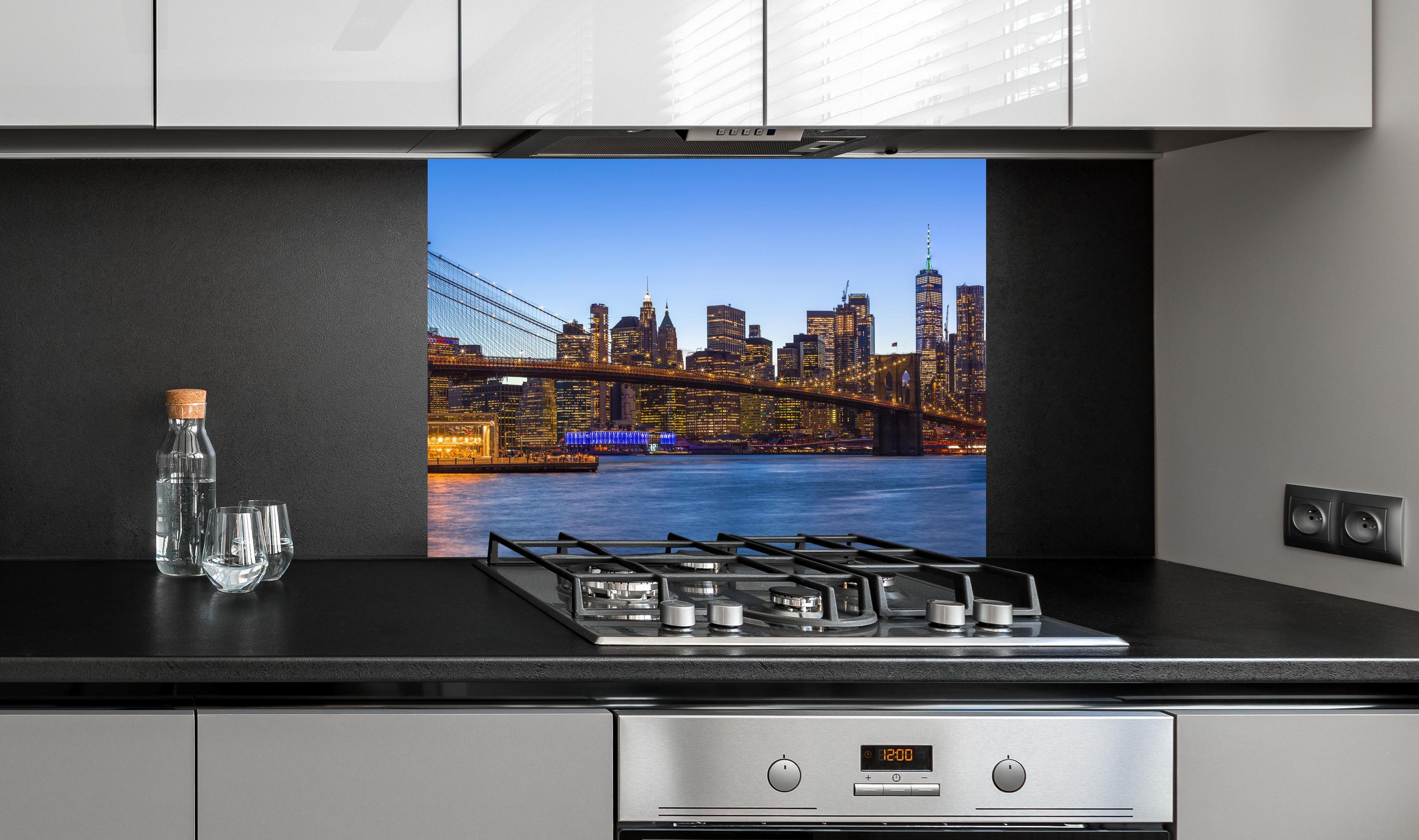 Spritzschutz - Brooklyn Bridge - New York City an edler Anthrazit-Wand hinter silbernem Gasherd