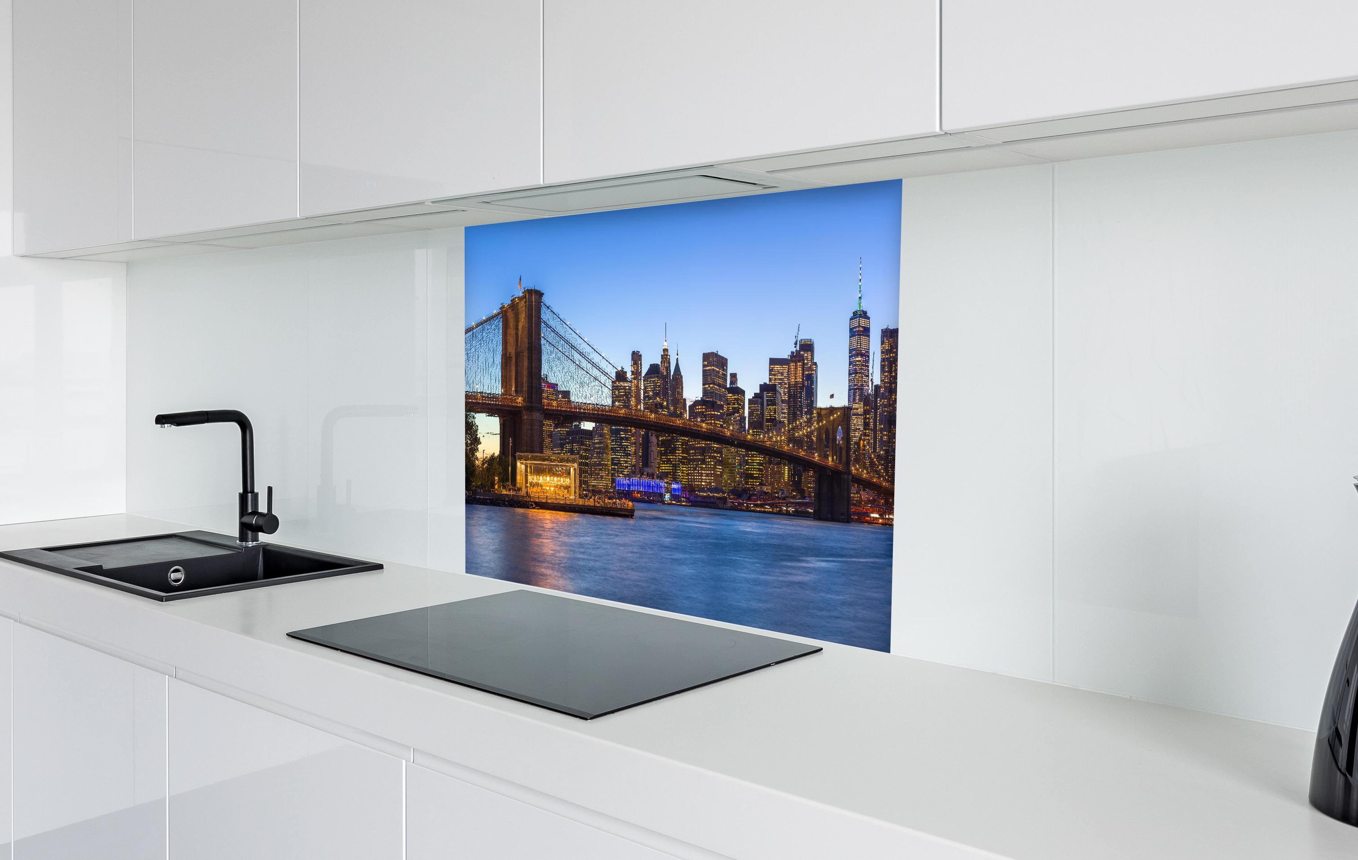 Spritzschutz - Brooklyn Bridge - New York City in weißer Hochglanz-Küche hinter einem Cerankochfeld