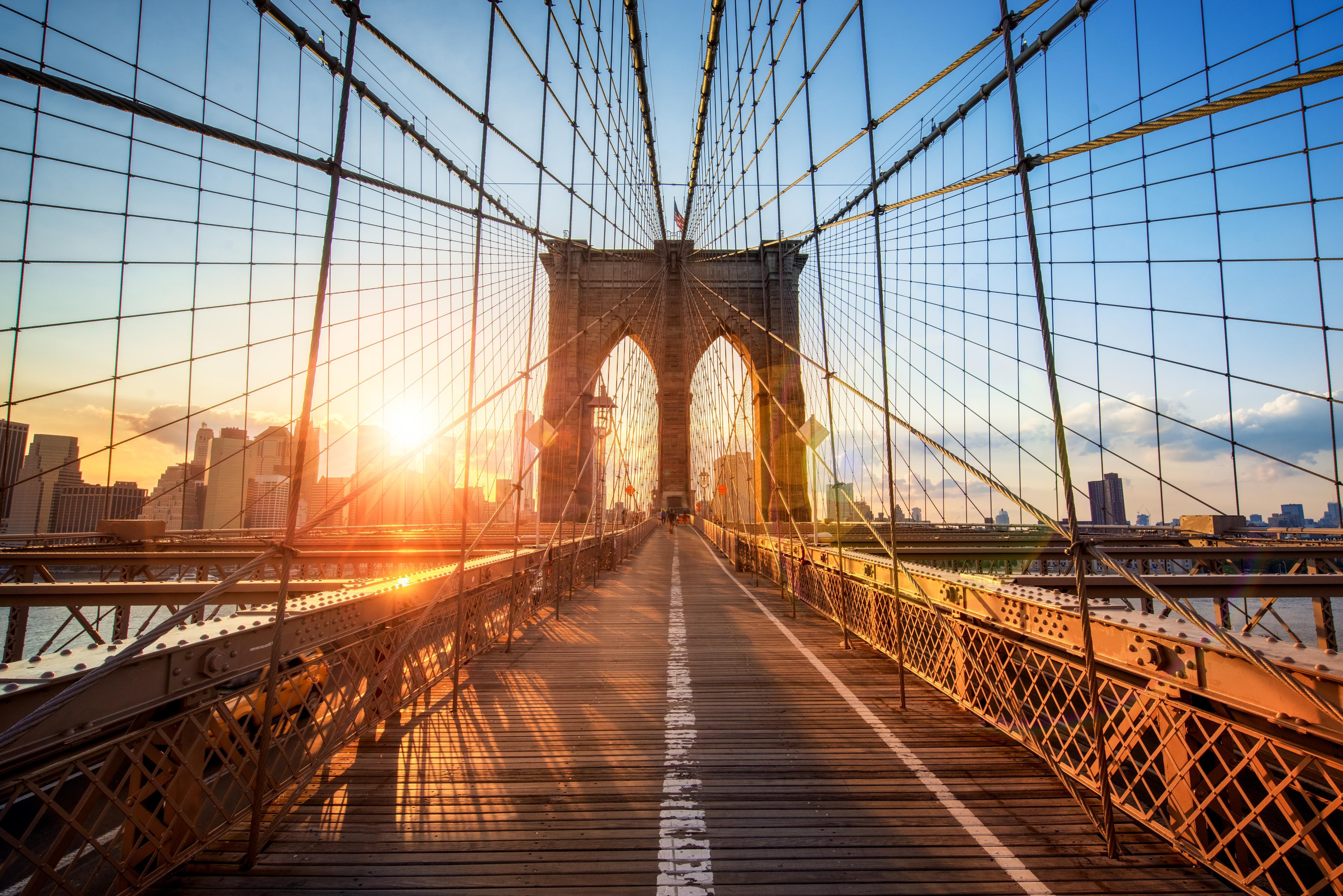 Spritzschutz-Brooklyn Bridge bei Sonnenuntergang