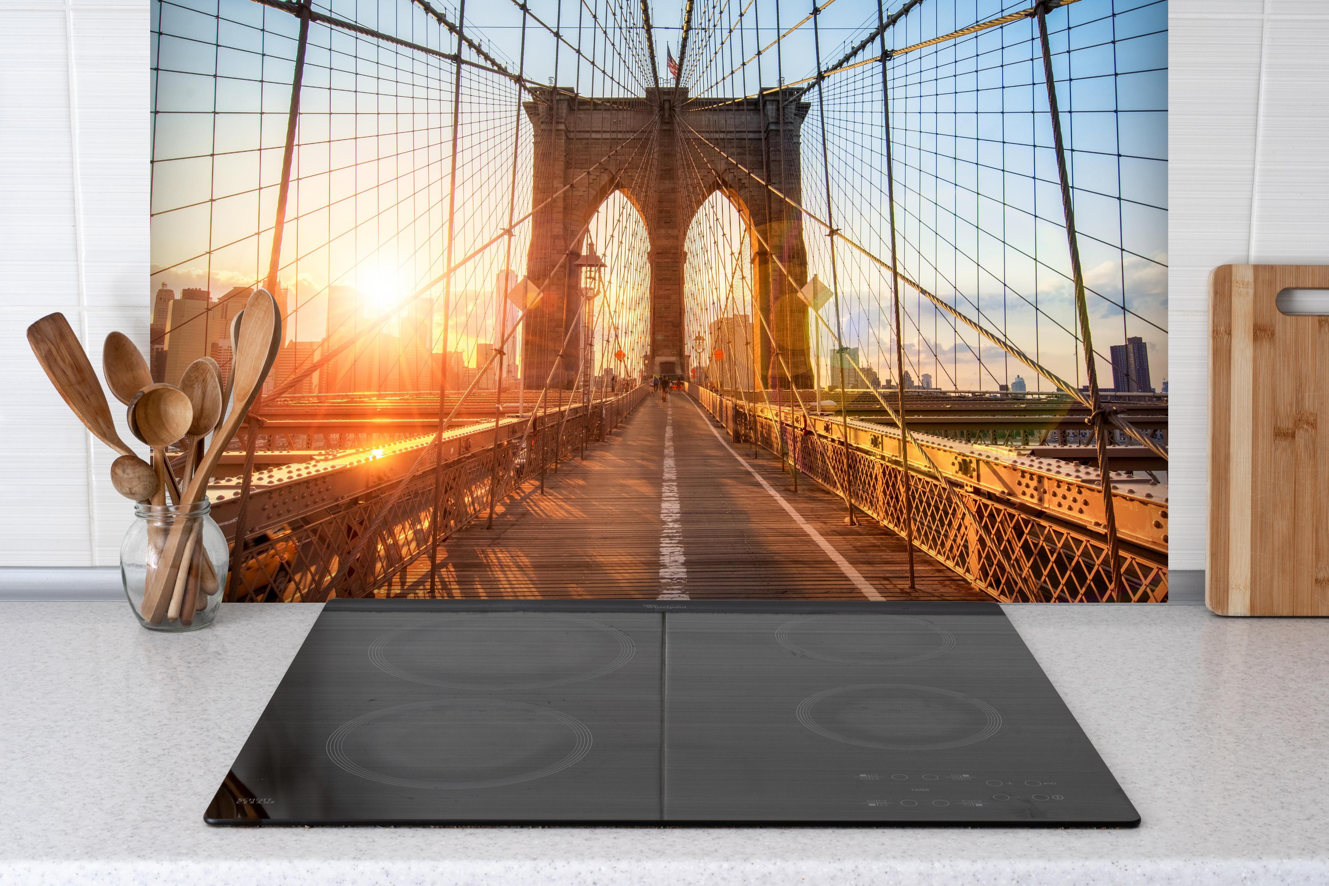 Spritzschutz - Brooklyn Bridge bei Sonnenuntergang hinter einem Cerankochfeld zwischen Holz-Kochutensilien