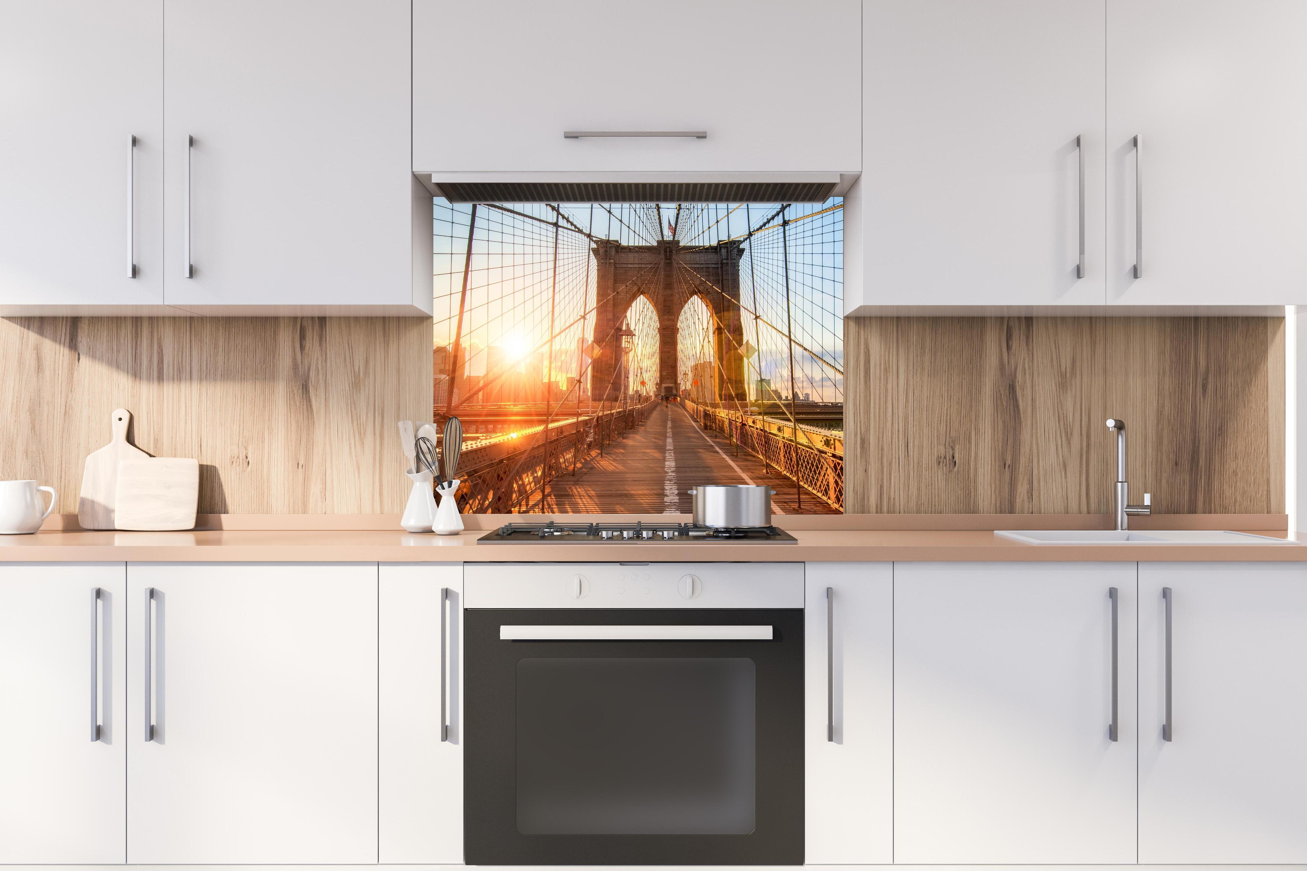 Spritzschutz - Brooklyn Bridge bei Sonnenuntergang hinter stilvollem Gasherd unter Dunstabzugshaube