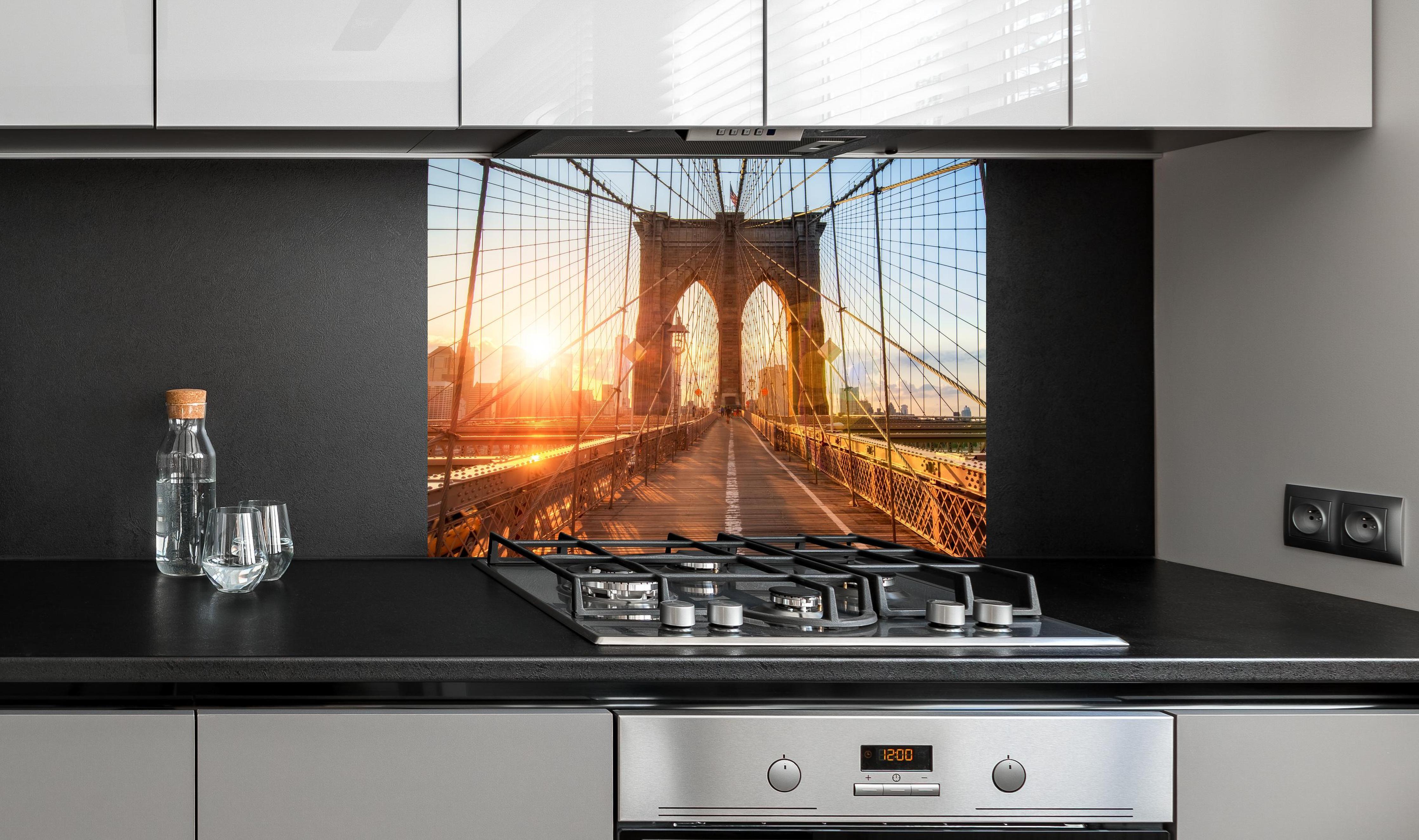 Spritzschutz - Brooklyn Bridge bei Sonnenuntergang an edler Anthrazit-Wand hinter silbernem Gasherd