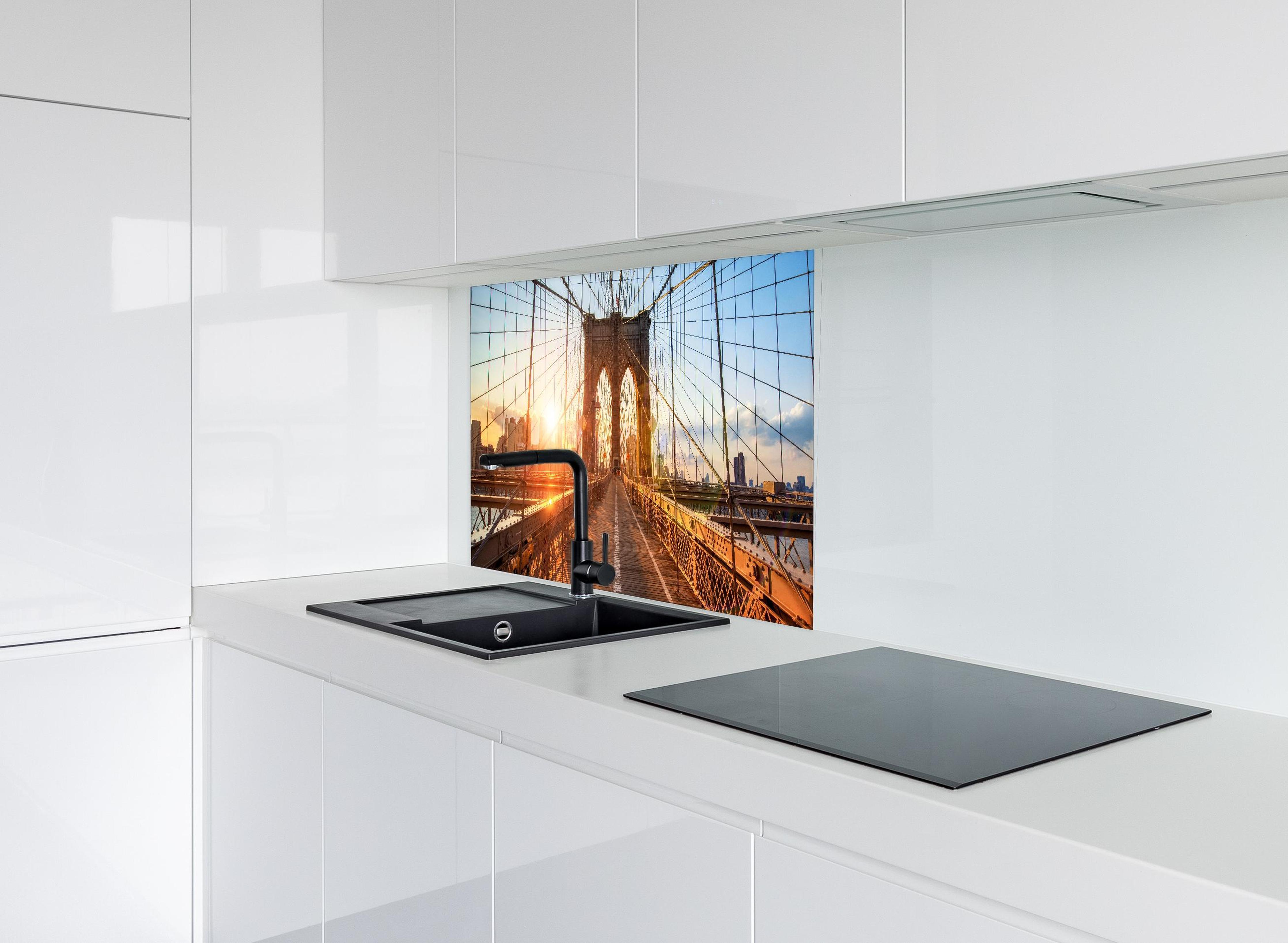 Spritzschutz - Brooklyn Bridge bei Sonnenuntergang hinter modernem schwarz-matten Spülbecken in weißer Hochglanz-Küche