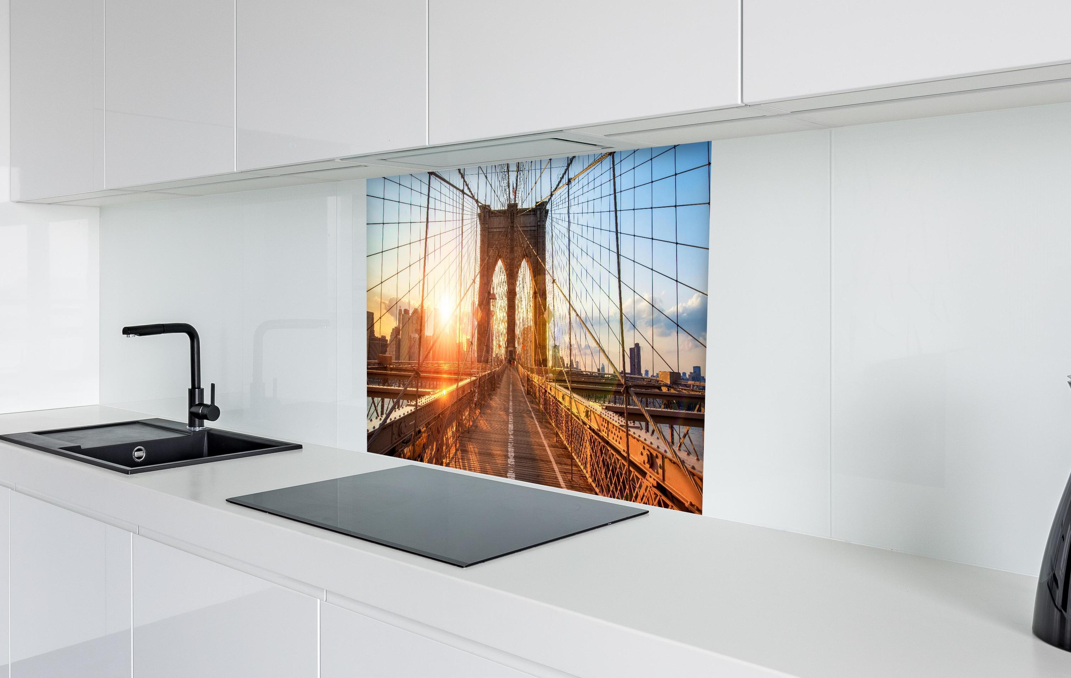 Spritzschutz - Brooklyn Bridge bei Sonnenuntergang in weißer Hochglanz-Küche hinter einem Cerankochfeld