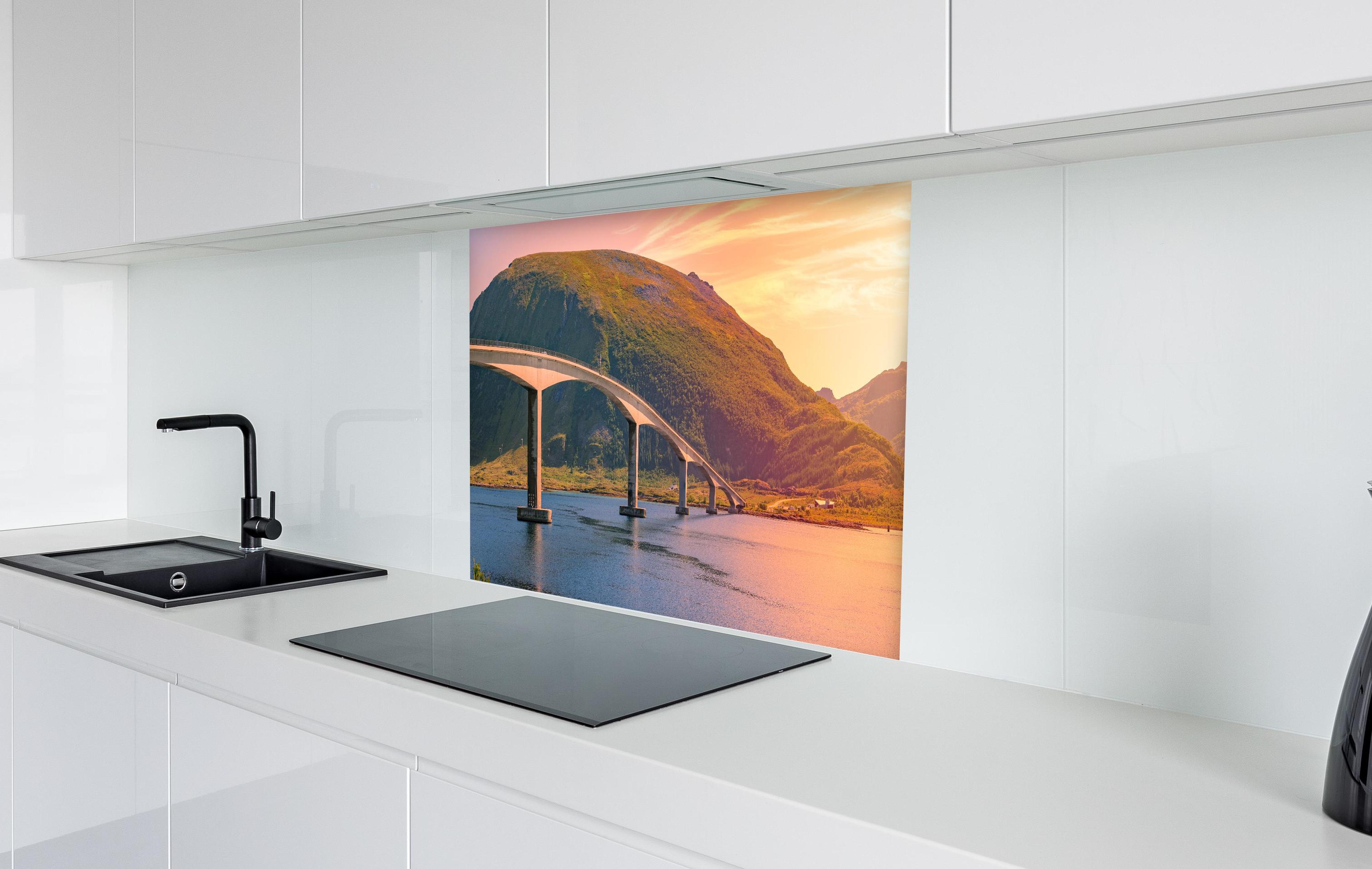 Spritzschutz - Brückenstraße in Norwegen in weißer Hochglanz-Küche hinter einem Cerankochfeld