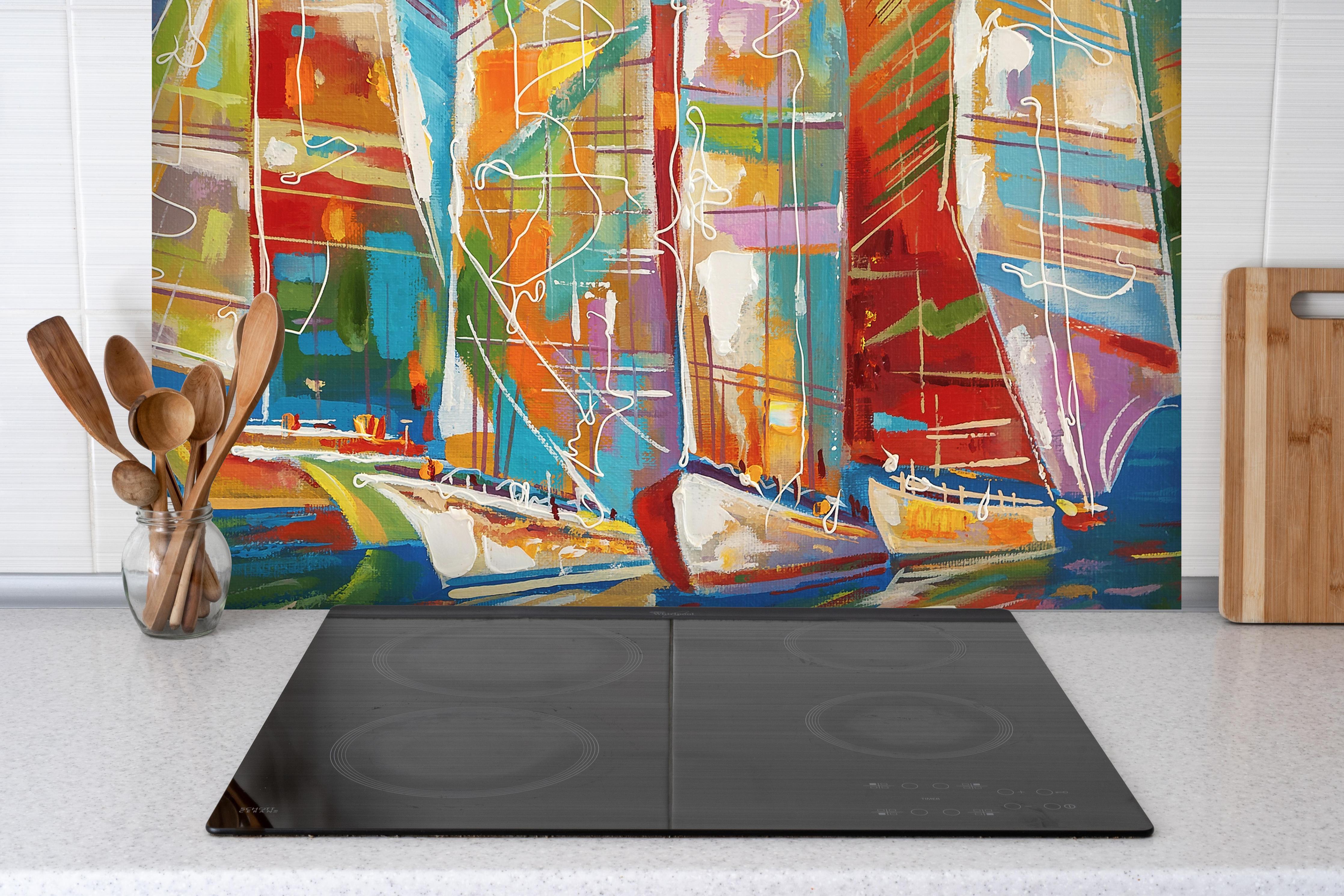 Spritzschutz - Bunte Boote auf dem Meer - Ölgemälde hinter einem Cerankochfeld zwischen Holz-Kochutensilien