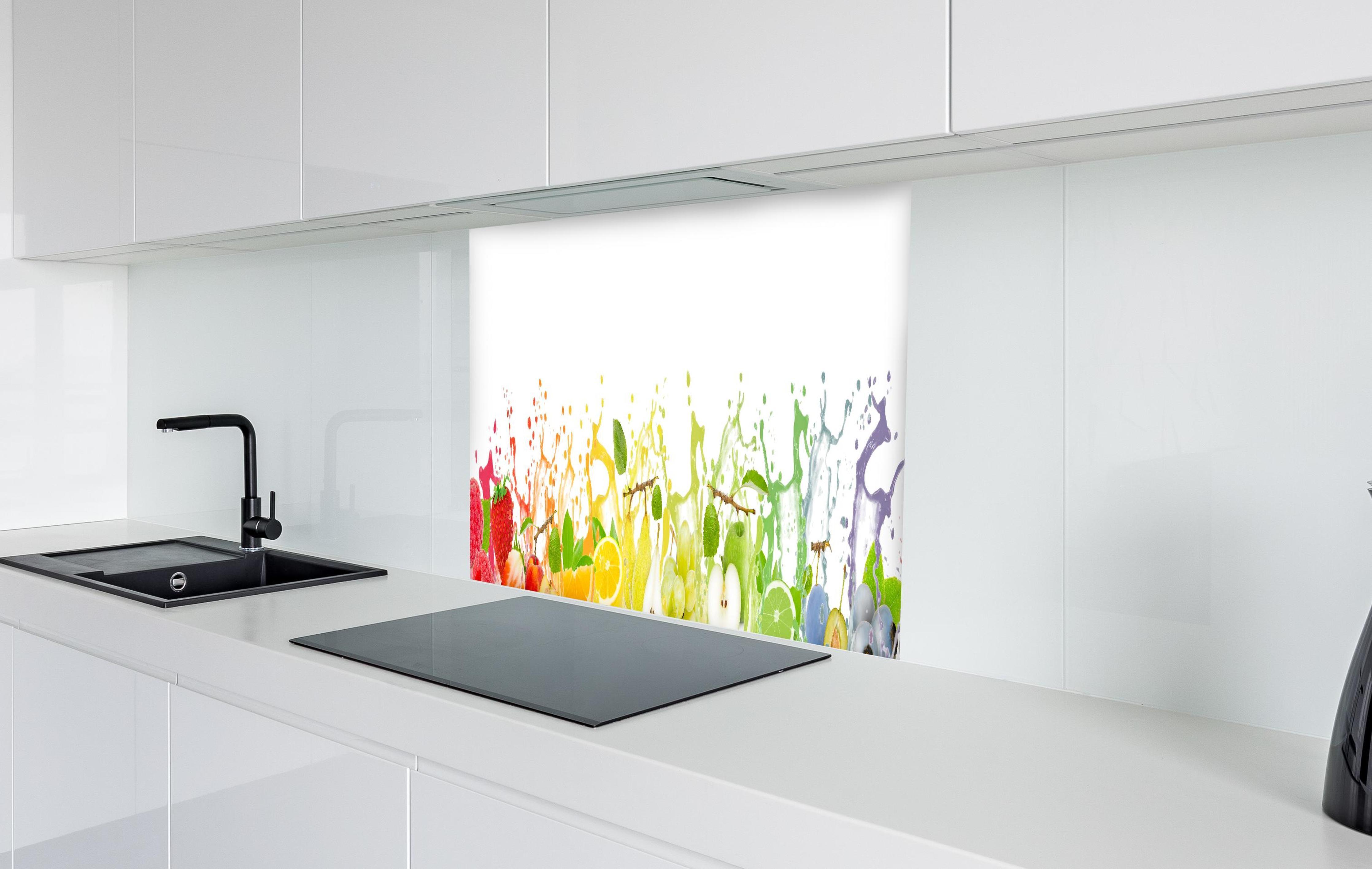 Spritzschutz - Bunte spritzige Früchte in weißer Hochglanz-Küche hinter einem Cerankochfeld