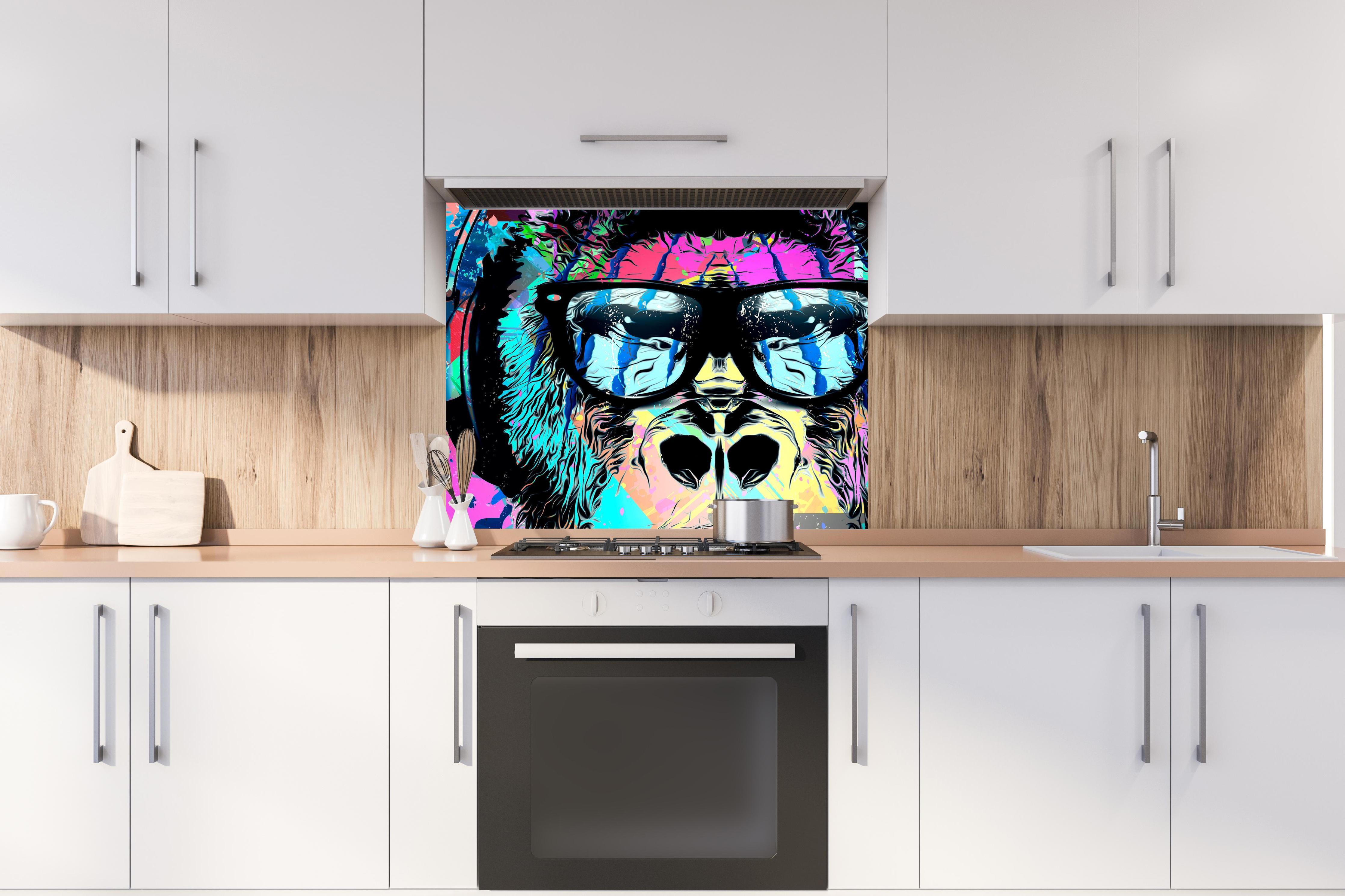 Spritzschutz - Bunter Affenkopf mit Kopfhörer und Brille hinter stilvollem Gasherd unter Dunstabzugshaube