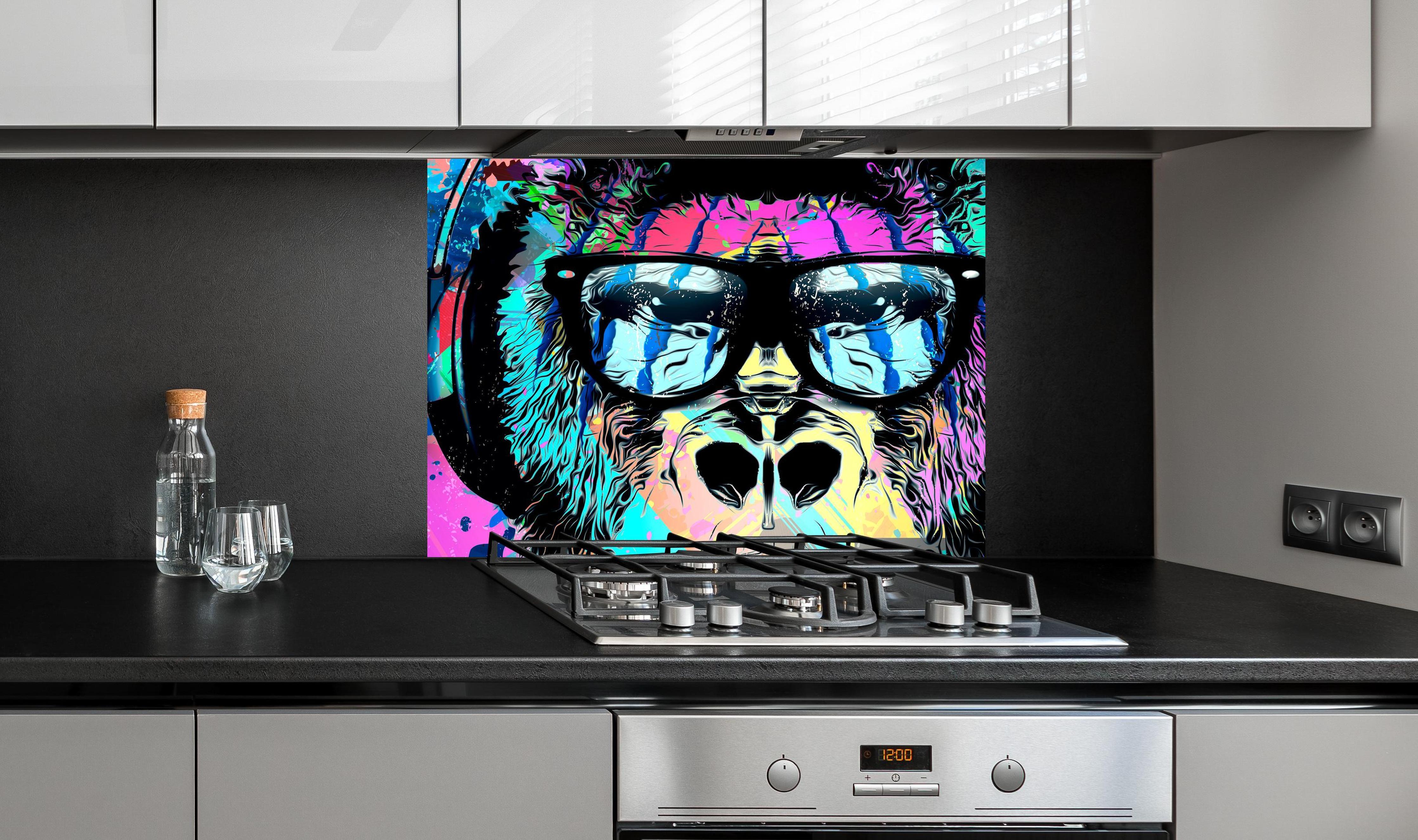 Spritzschutz - Bunter Affenkopf mit Kopfhörer und Brille an edler Anthrazit-Wand hinter silbernem Gasherd