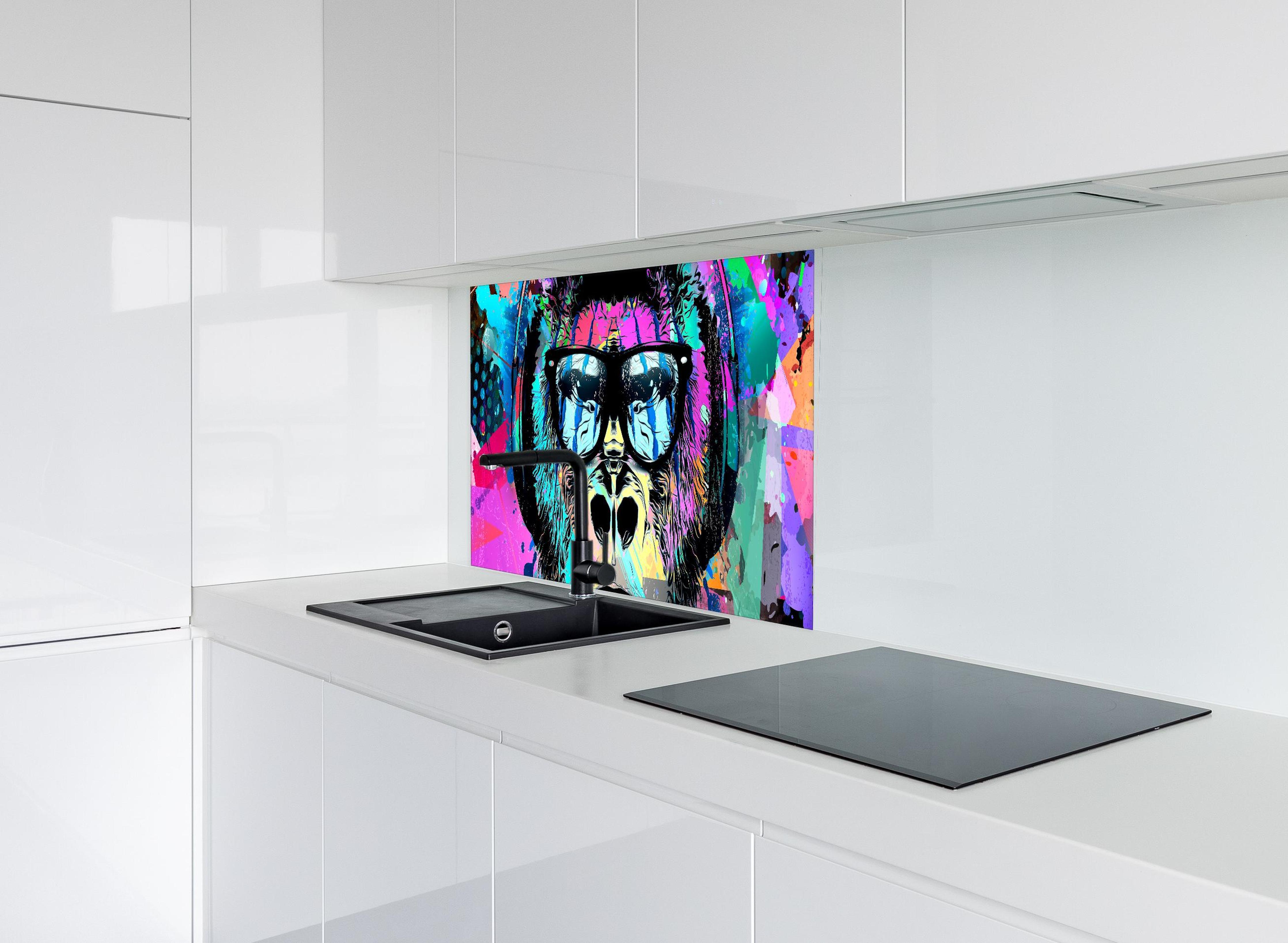 Spritzschutz - Bunter Affenkopf mit Kopfhörer und Brille hinter modernem schwarz-matten Spülbecken in weißer Hochglanz-Küche