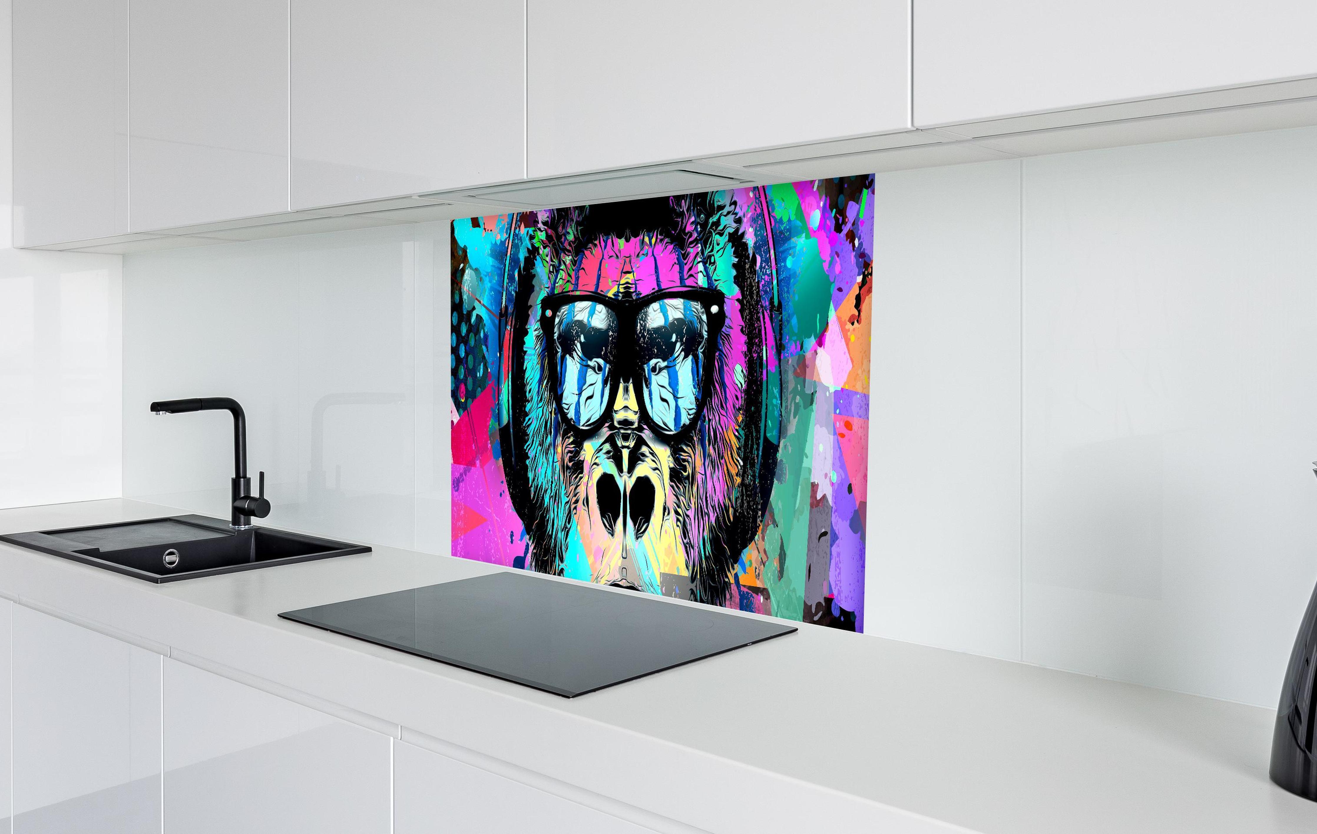 Spritzschutz - Bunter Affenkopf mit Kopfhörer und Brille in weißer Hochglanz-Küche hinter einem Cerankochfeld