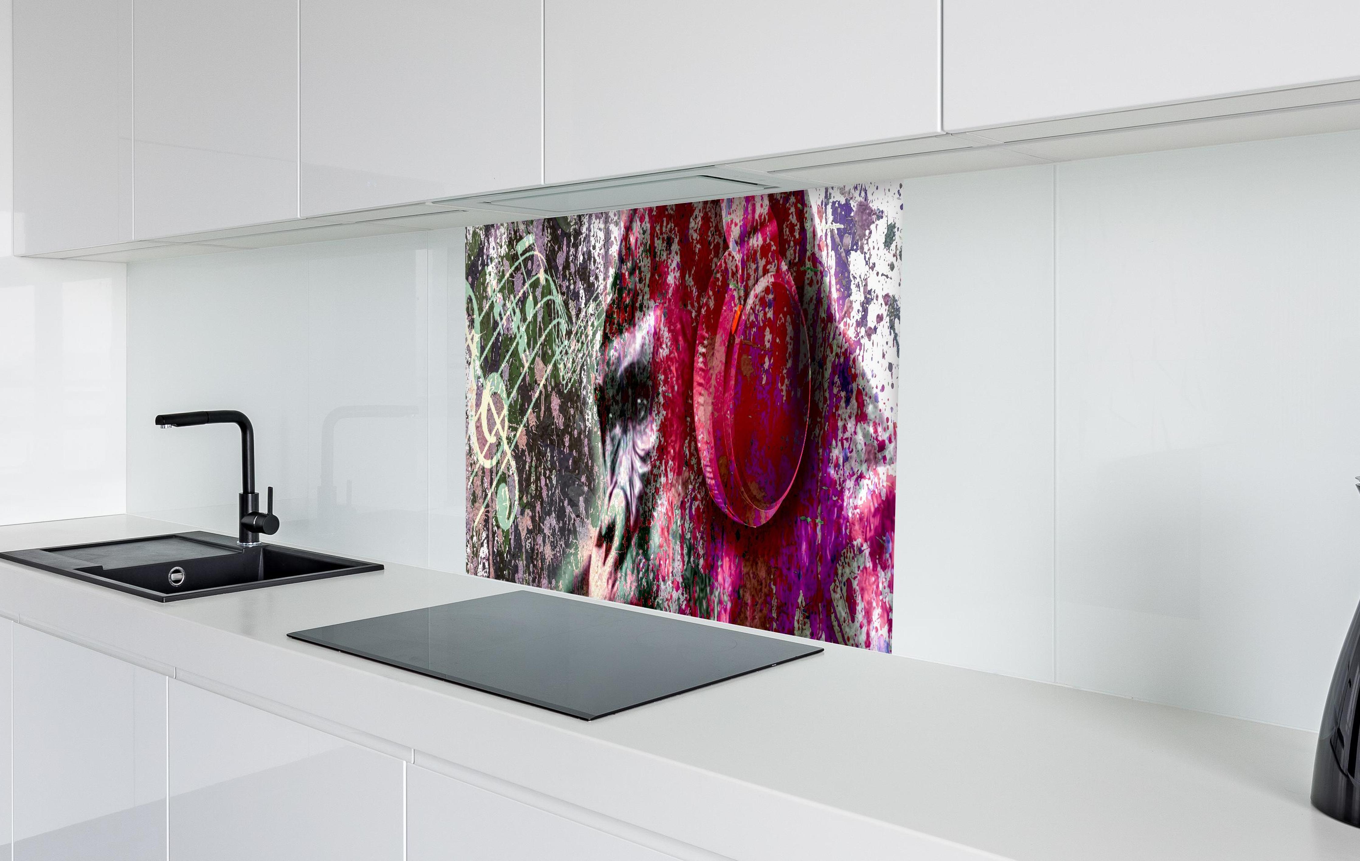 Spritzschutz - Bunter Affenkopf mit Musik-Elementen in weißer Hochglanz-Küche hinter einem Cerankochfeld