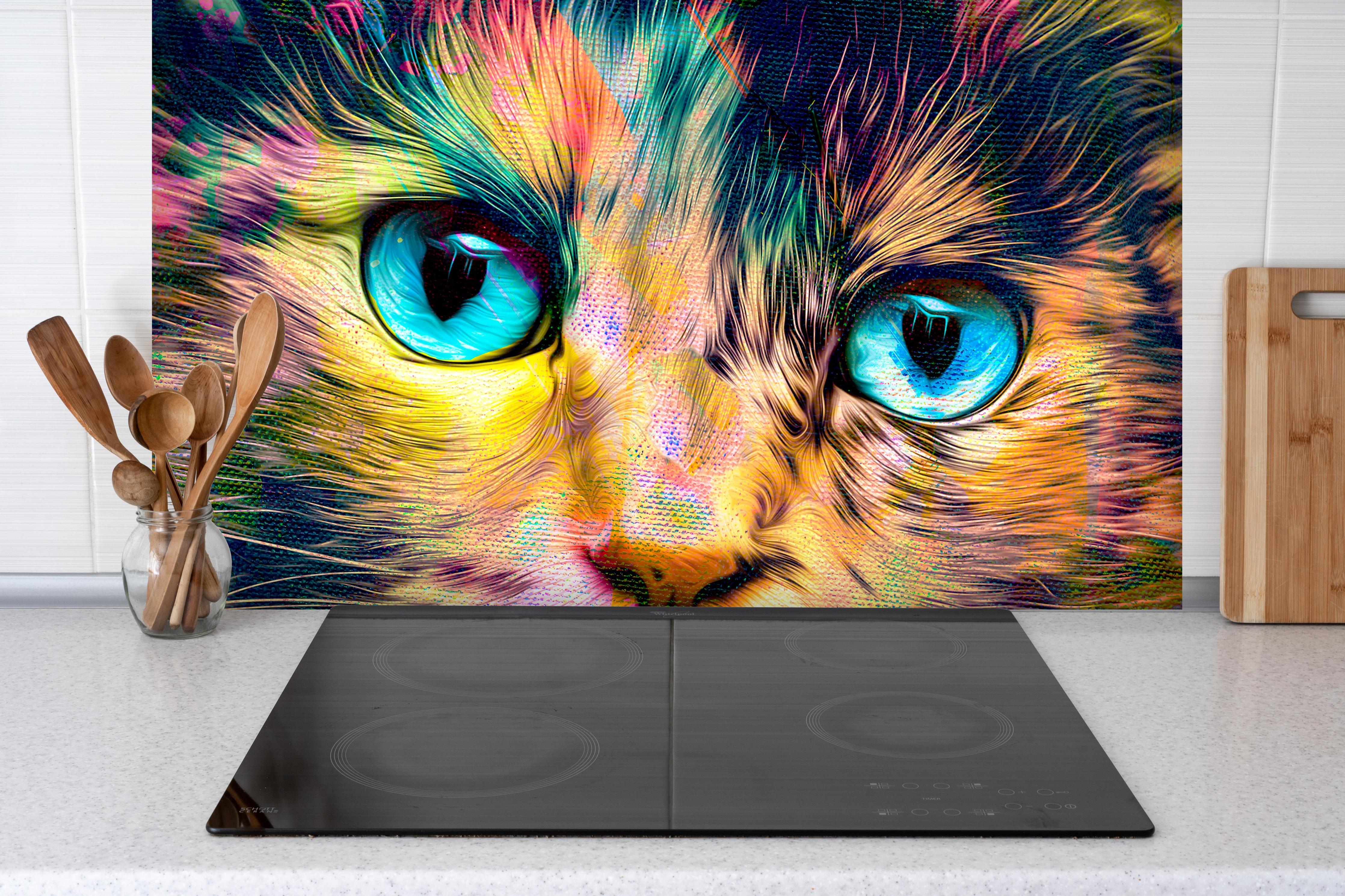 Spritzschutz - Bunter Katzenkopf mit abstrakten Elementen hinter einem Cerankochfeld zwischen Holz-Kochutensilien