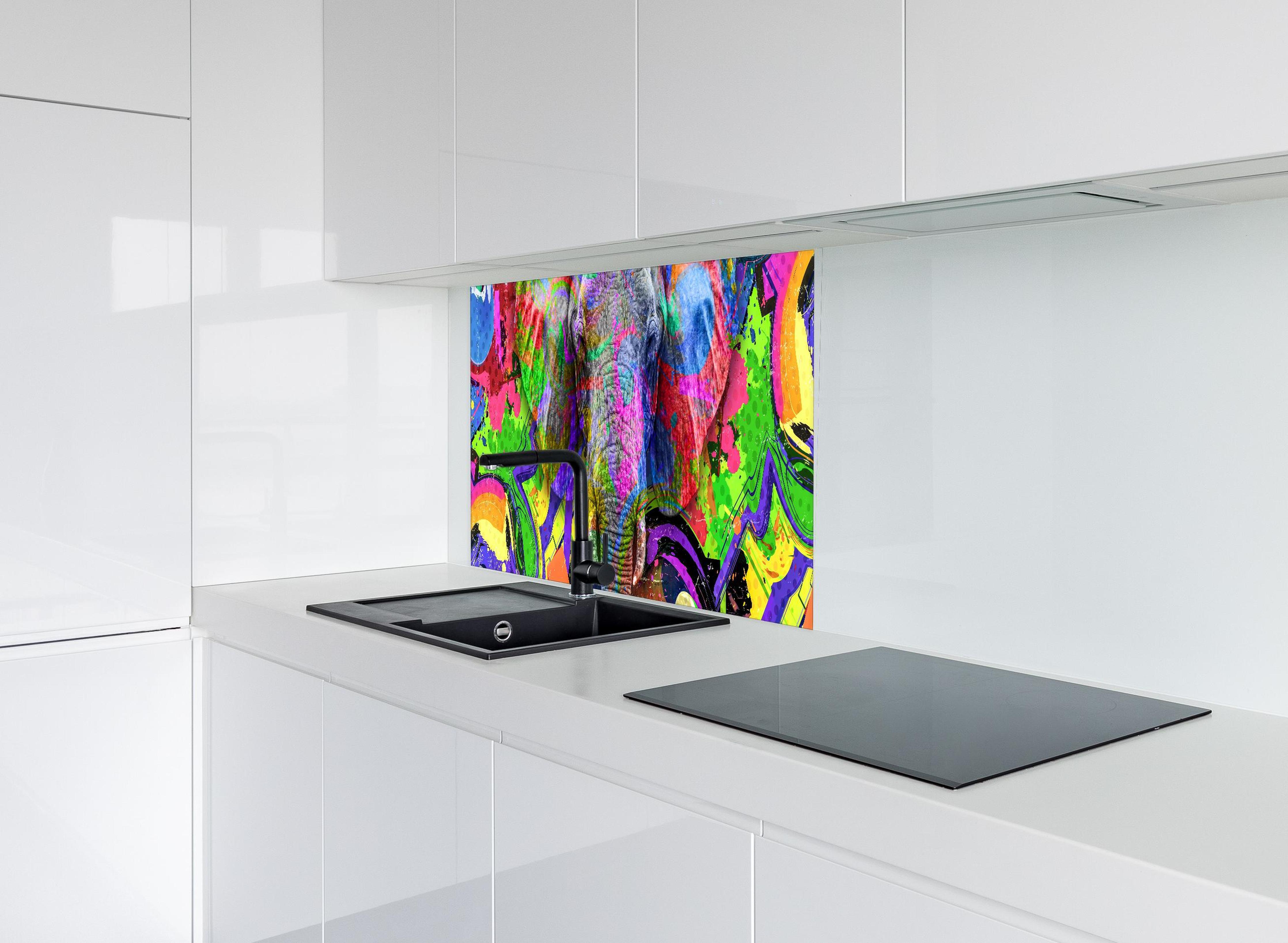 Spritzschutz - Bunter abstrakter Elefantenkopf hinter modernem schwarz-matten Spülbecken in weißer Hochglanz-Küche