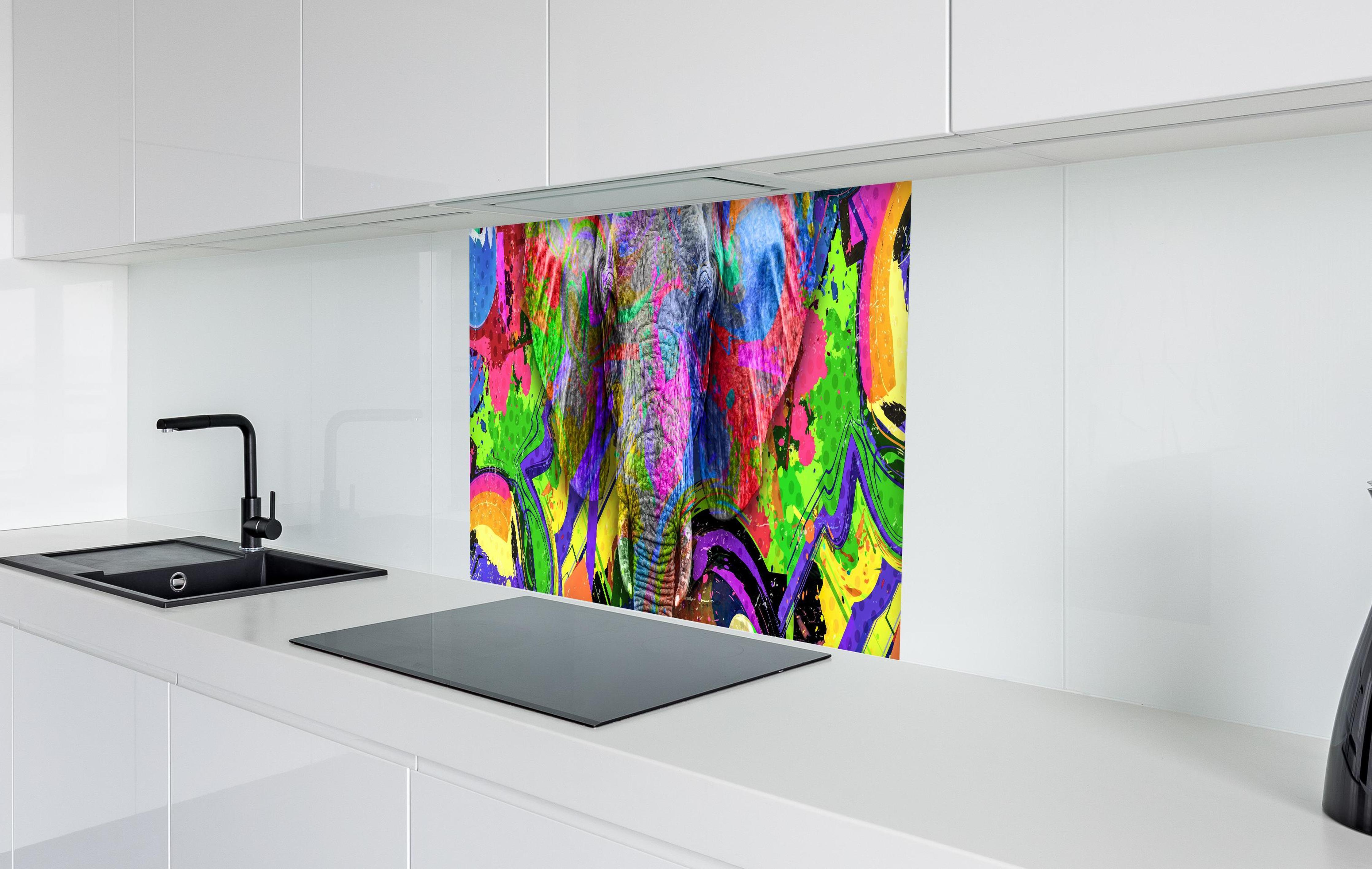 Spritzschutz - Bunter abstrakter Elefantenkopf in weißer Hochglanz-Küche hinter einem Cerankochfeld