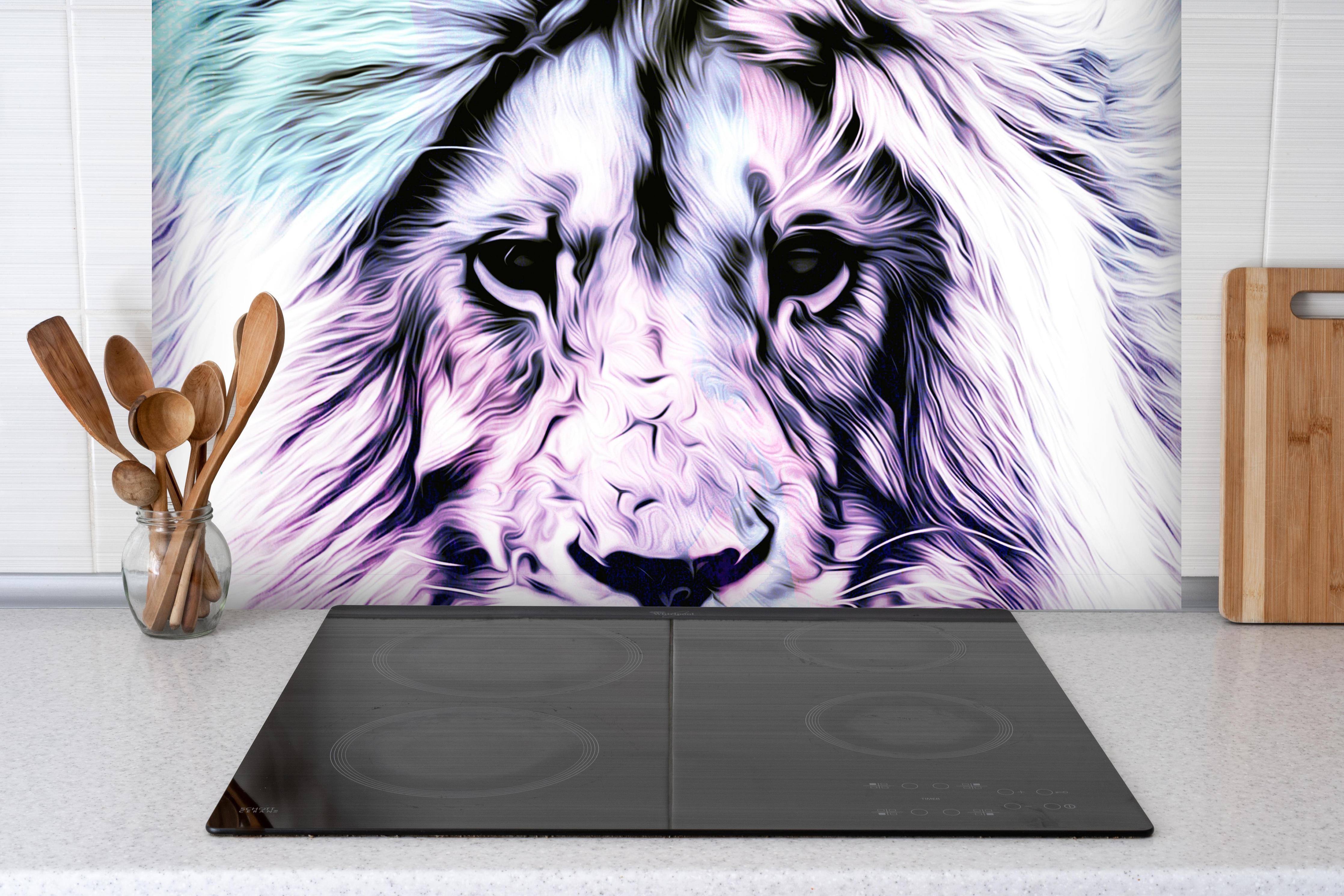 Spritzschutz - Bunter abstrakter Löwenkopf hinter einem Cerankochfeld zwischen Holz-Kochutensilien